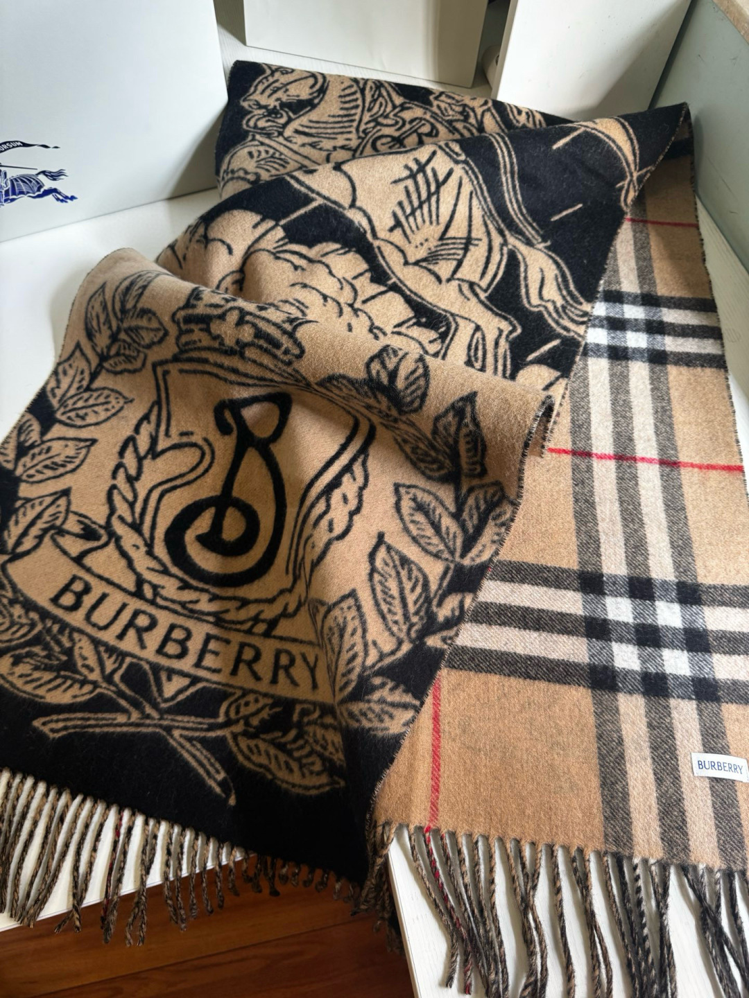 🆕Burberry ·双面两用风暴骑士图案羊绒围巾❗️于意大利工坊精制而成。以风暴夜空为背景，巧妙糅合马