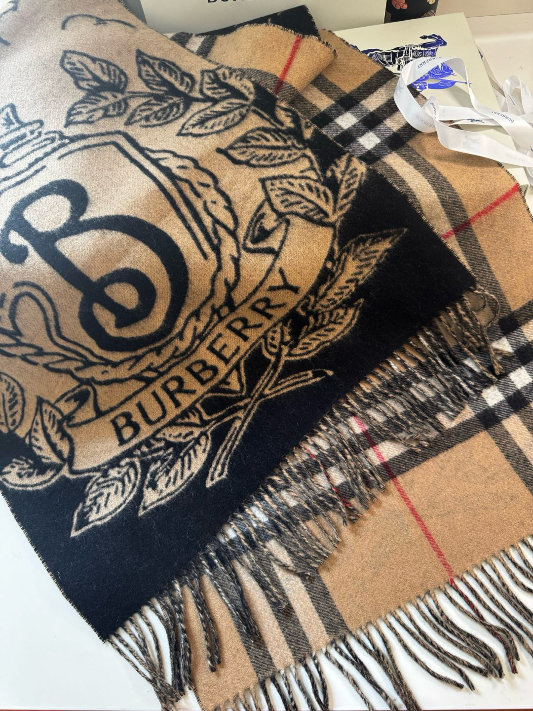 🆕Burberry ·双面两用风暴骑士图案羊绒围巾❗️于意大利工坊精制而成。以风暴夜空为背景，巧妙糅合马