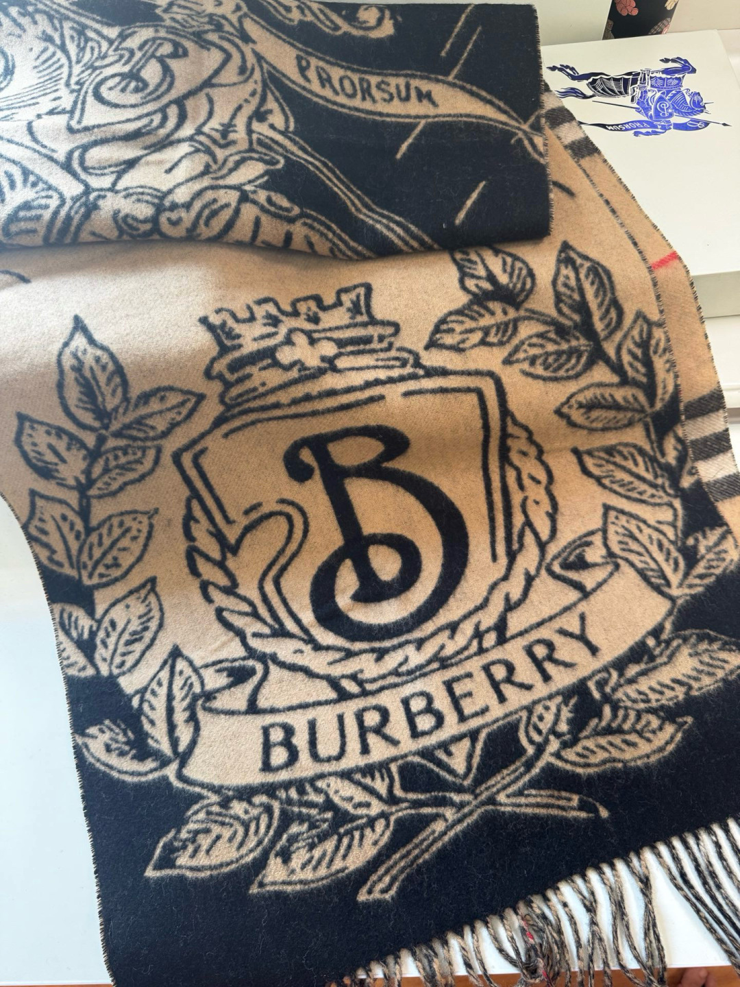 🆕Burberry ·双面两用风暴骑士图案羊绒围巾❗️于意大利工坊精制而成。以风暴夜空为背景，巧妙糅合马