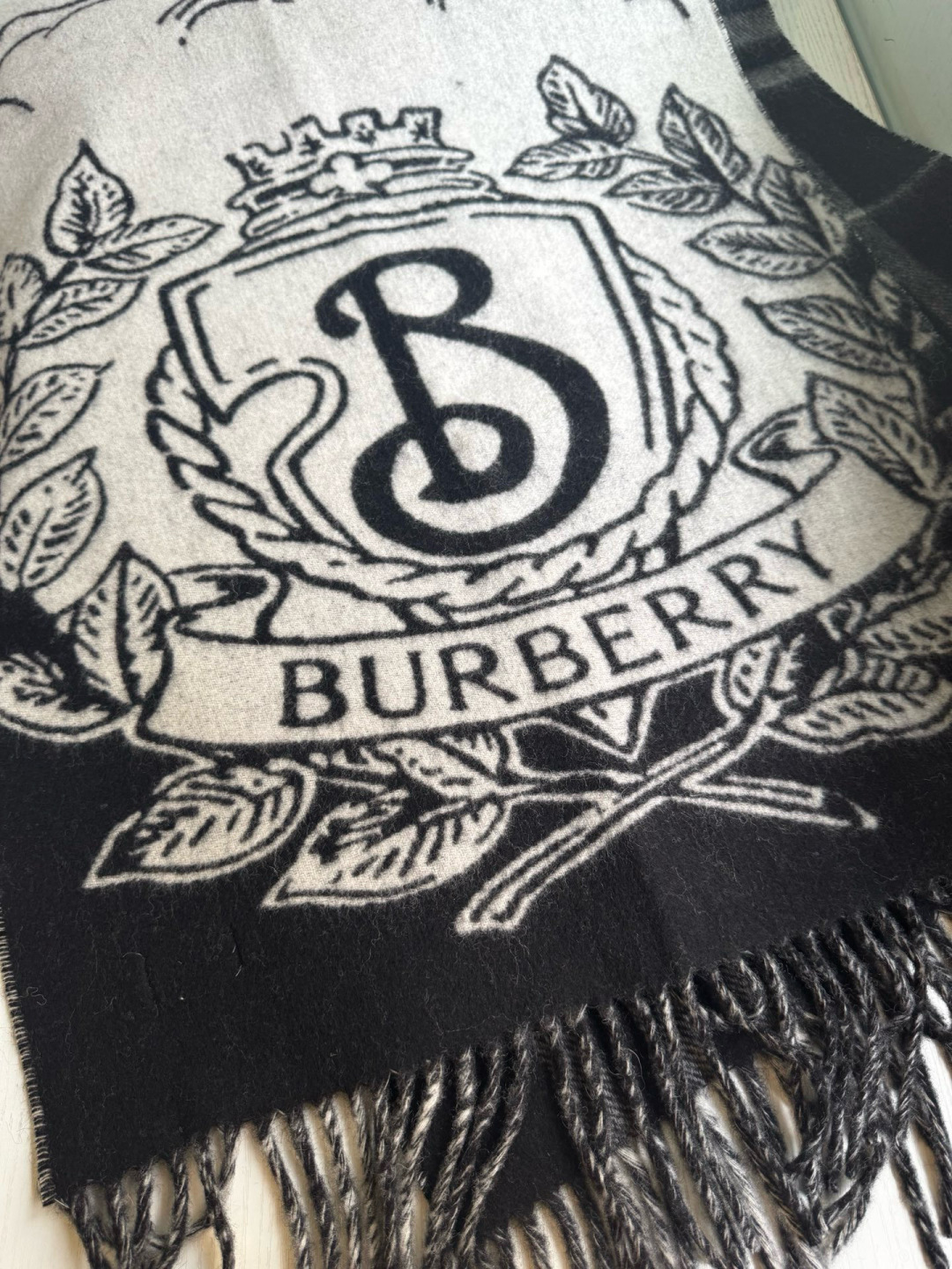 🆕Burberry ·双面两用风暴骑士图案羊绒围巾❗️于意大利工坊精制而成。以风暴夜空为背景，巧妙糅合马