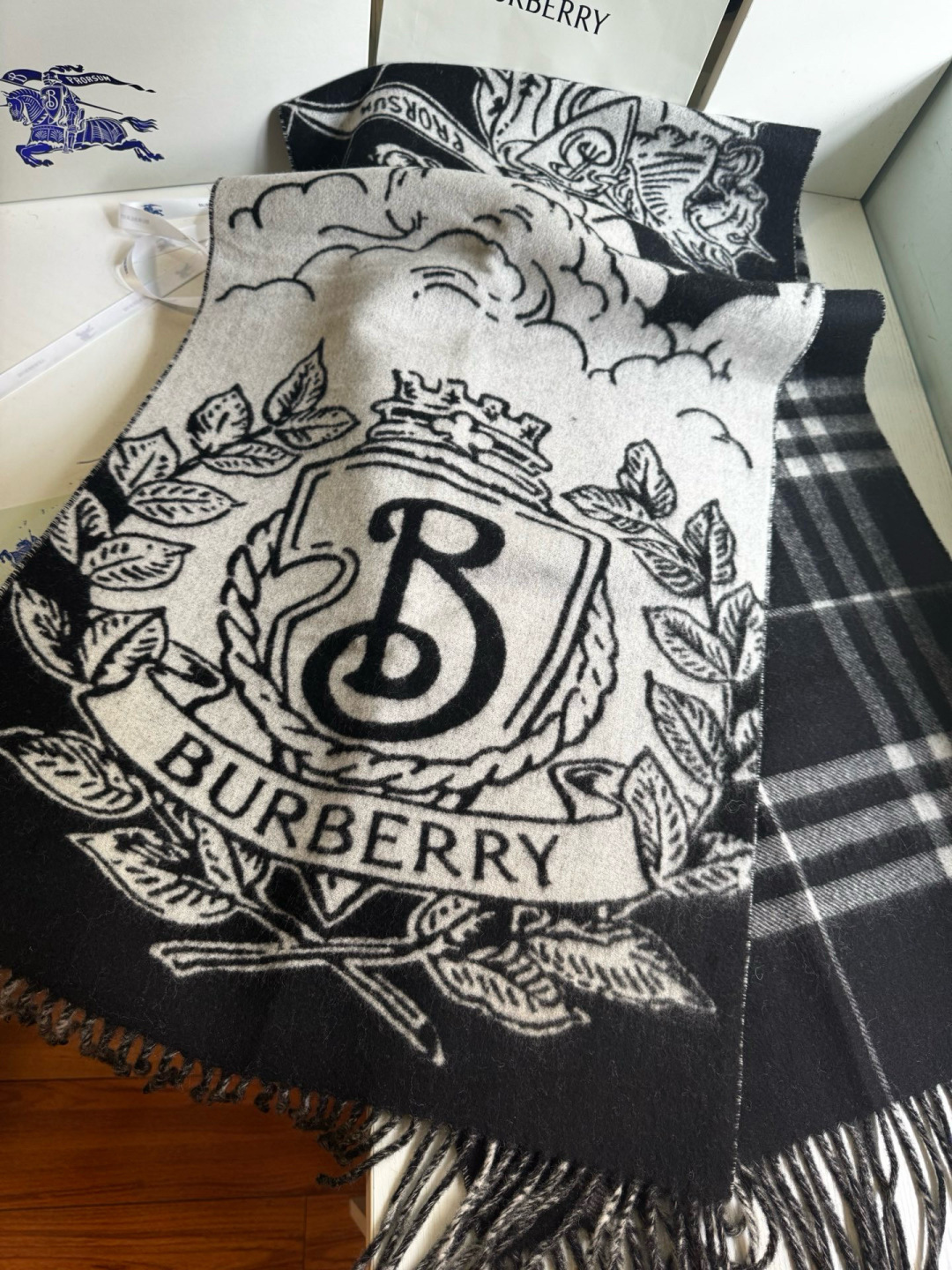 🆕Burberry ·双面两用风暴骑士图案羊绒围巾❗️于意大利工坊精制而成。以风暴夜空为背景，巧妙糅合马