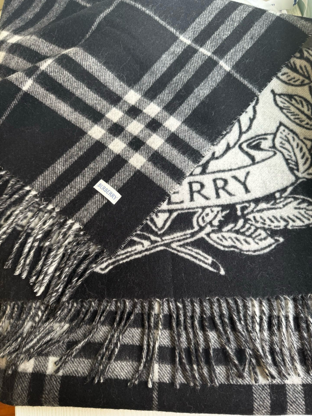 🆕Burberry ·双面两用风暴骑士图案羊绒围巾❗️于意大利工坊精制而成。以风暴夜空为背景，巧妙糅合马