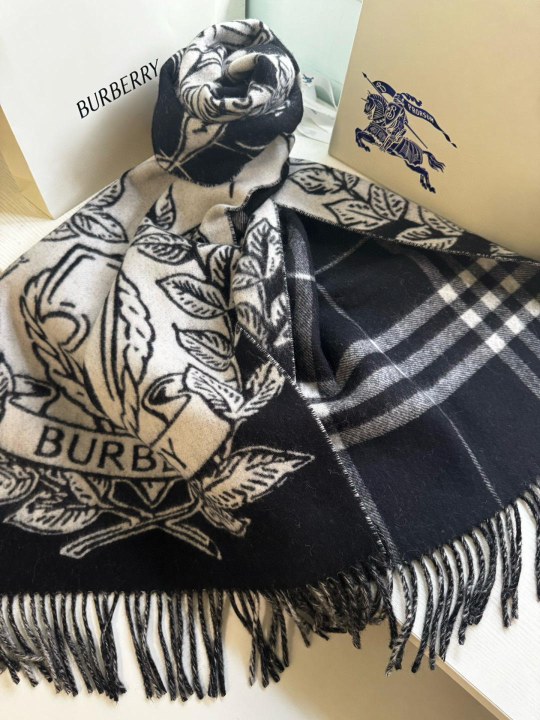 🆕Burberry ·双面两用风暴骑士图案羊绒围巾❗️于意大利工坊精制而成。以风暴夜空为背景，巧妙糅合马