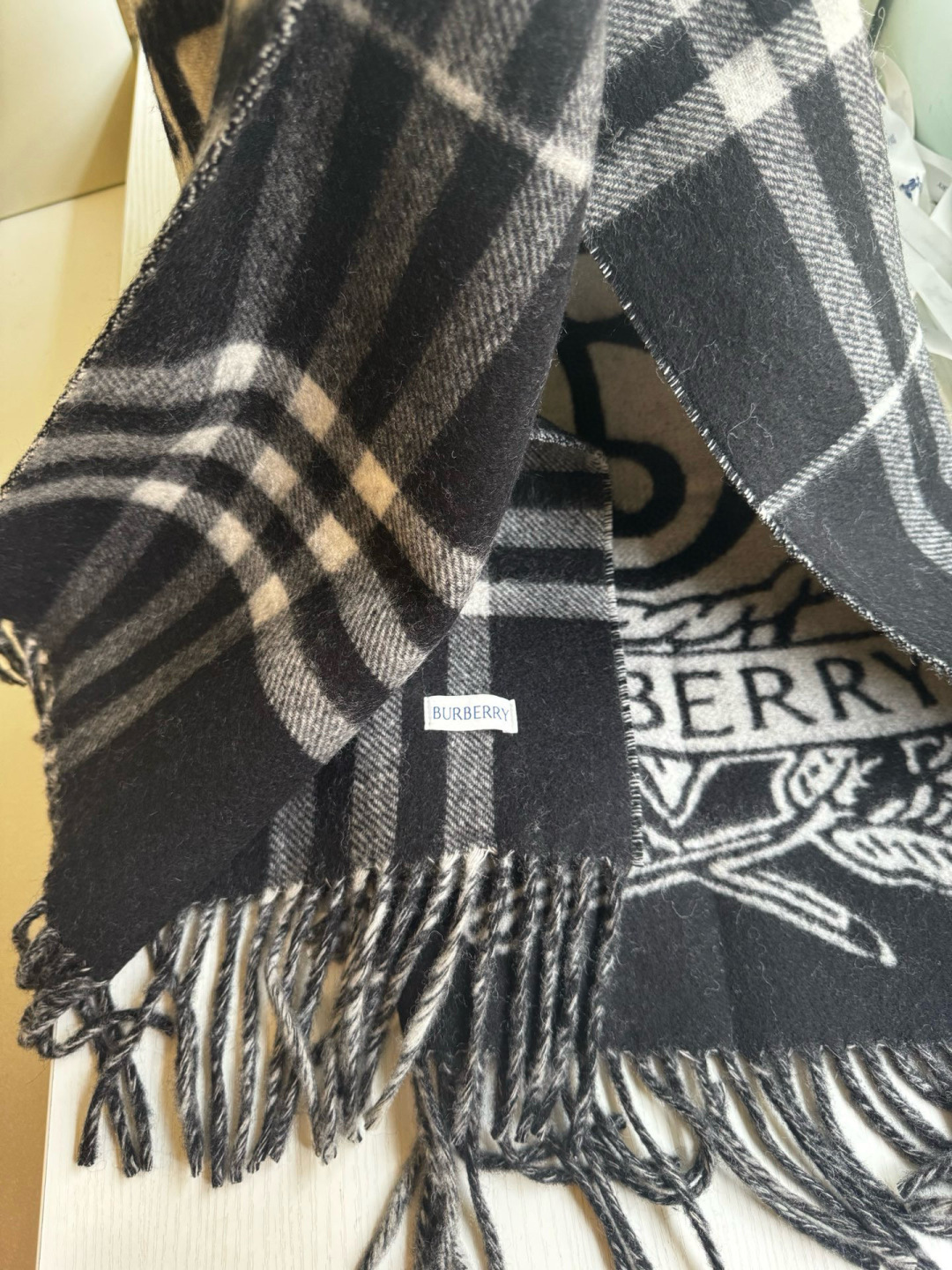 🆕Burberry ·双面两用风暴骑士图案羊绒围巾❗️于意大利工坊精制而成。以风暴夜空为背景，巧妙糅合马