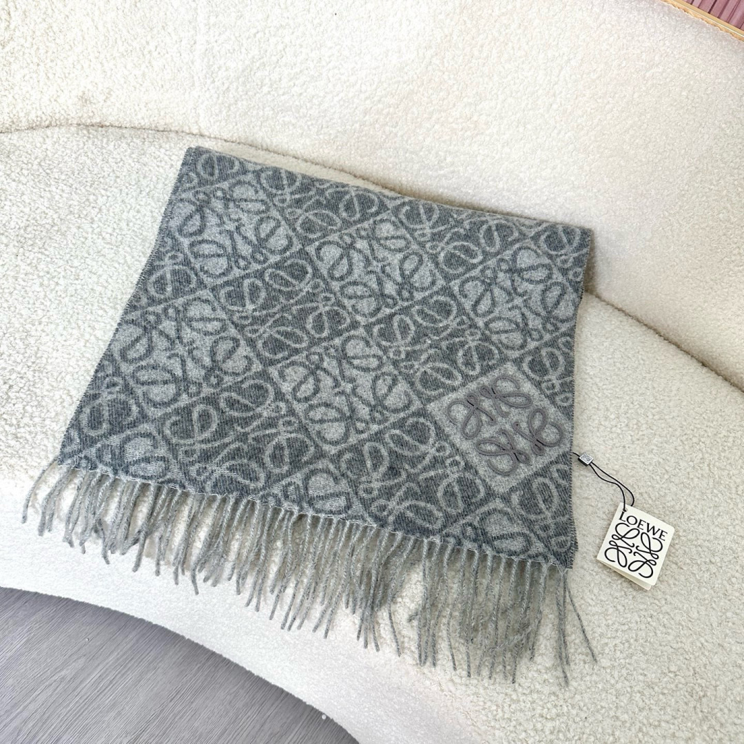 🆕高版植绒版本 · LOEWE罗意威新款最火围巾，双面羊毛和羊绒围巾，角落饰有 Anagram 簇绒刺绣