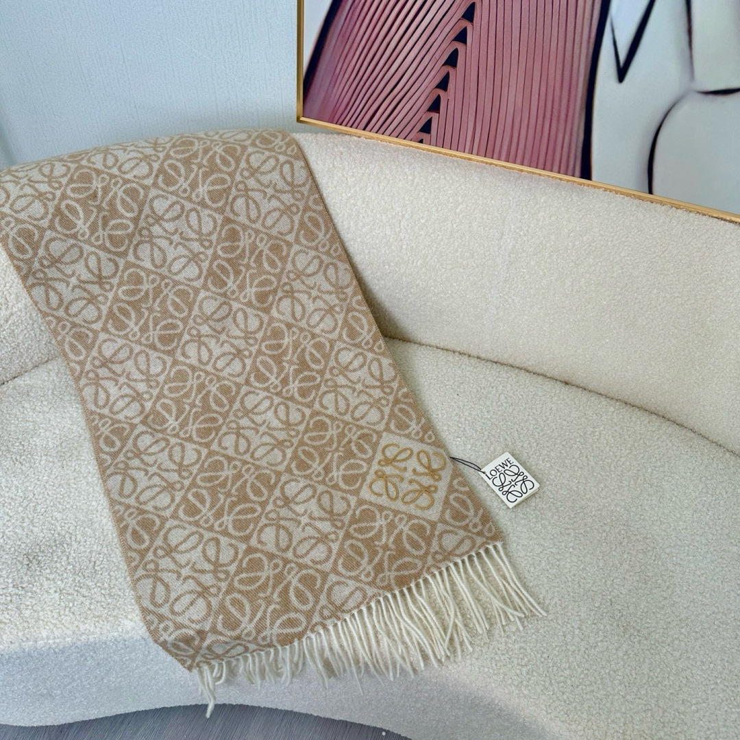 🆕高版植绒版本 · LOEWE罗意威新款最火围巾，双面羊毛和羊绒围巾，角落饰有 Anagram 簇绒刺绣