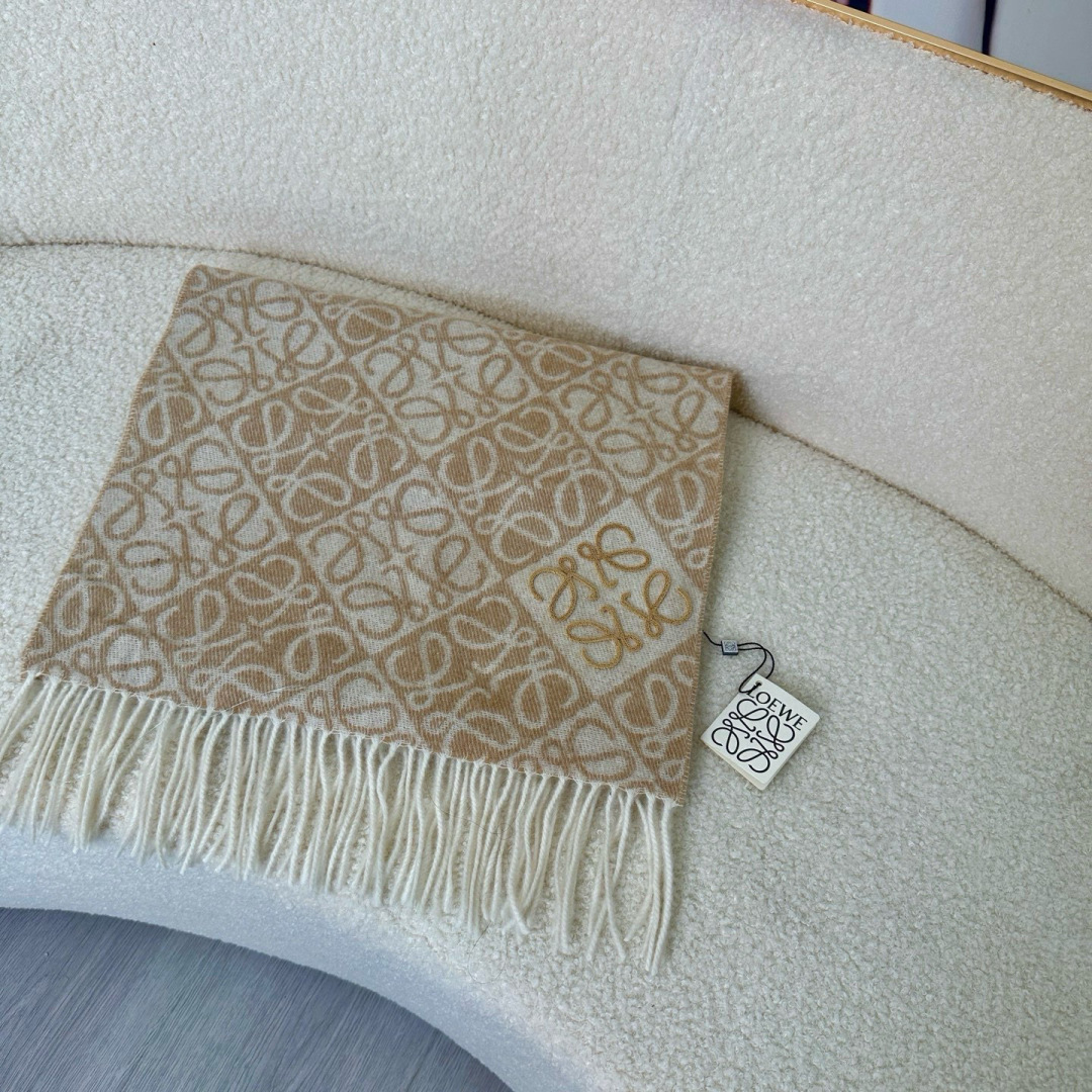 🆕高版植绒版本 · LOEWE罗意威新款最火围巾，双面羊毛和羊绒围巾，角落饰有 Anagram 簇绒刺绣