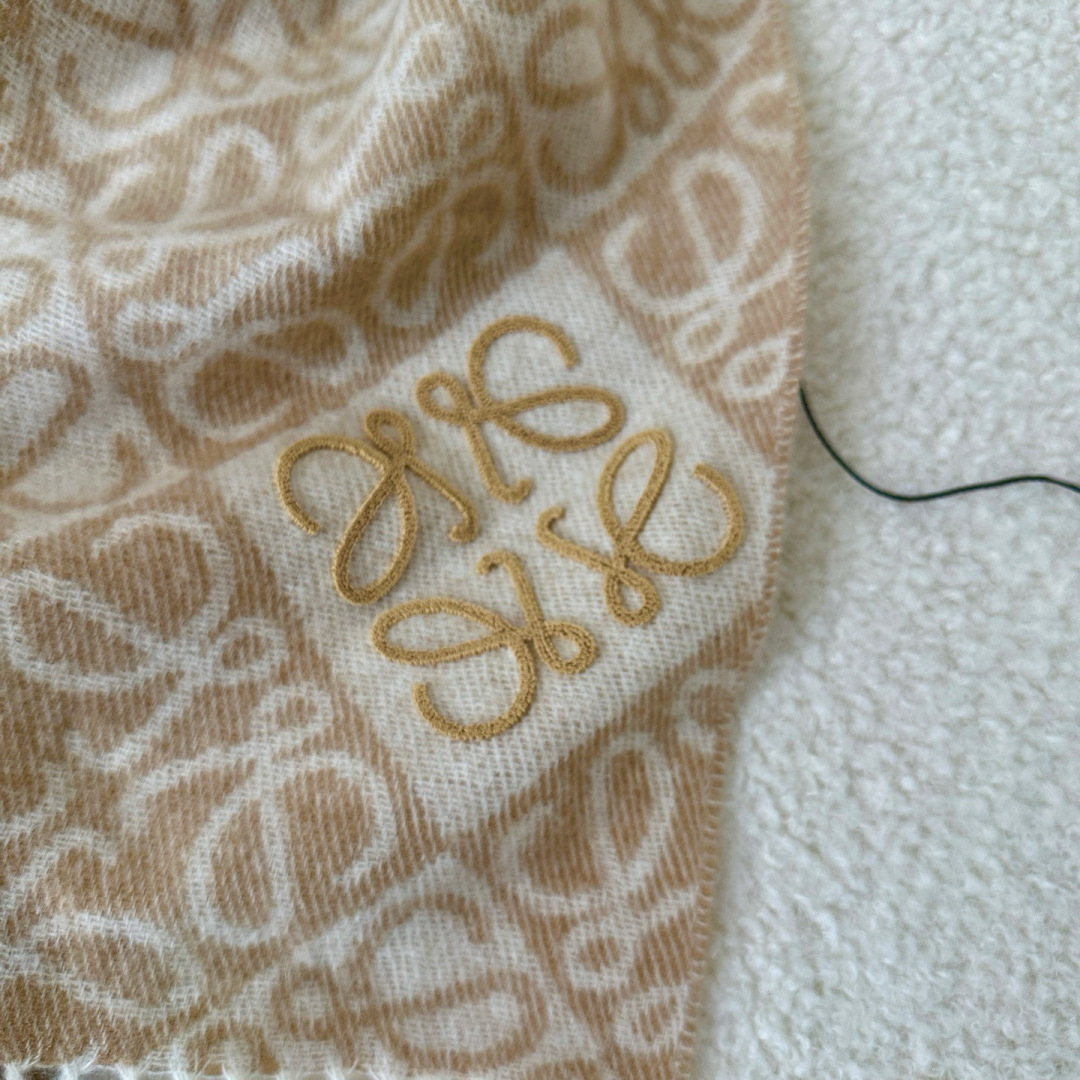 🆕高版植绒版本 · LOEWE罗意威新款最火围巾，双面羊毛和羊绒围巾，角落饰有 Anagram 簇绒刺绣