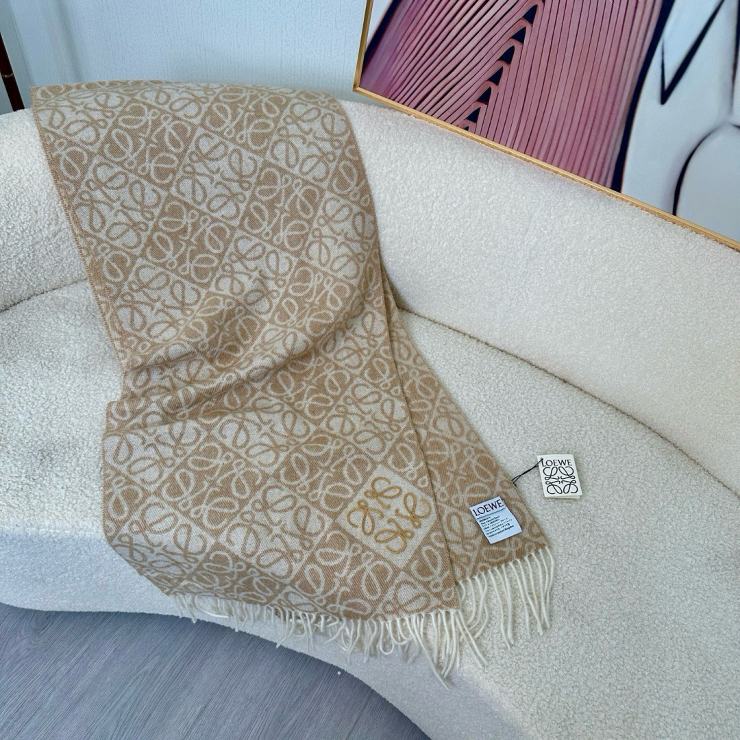 🆕高版植绒版本 · LOEWE罗意威新款最火围巾，双面羊毛和羊绒围巾，角落饰有 Anagram 簇绒刺绣