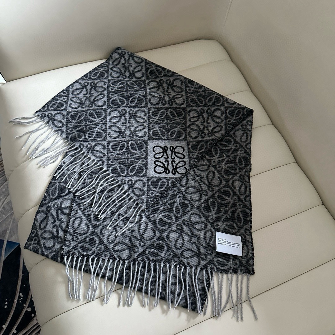 🆕高版植绒版本 · LOEWE罗意威新款最火围巾，双面羊毛和羊绒围巾，角落饰有 Anagram 簇绒刺绣