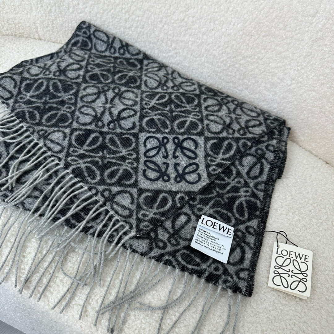 🆕高版植绒版本 · LOEWE罗意威新款最火围巾，双面羊毛和羊绒围巾，角落饰有 Anagram 簇绒刺绣