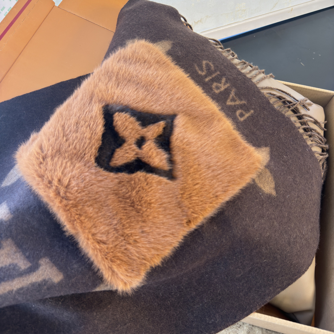 🆕驴家经典口袋款羊绒围巾披肩🆕延续冬日经典❗️羊绒添缀兔毛P口袋，嵌饰 Monogram 图案更显尊贵，