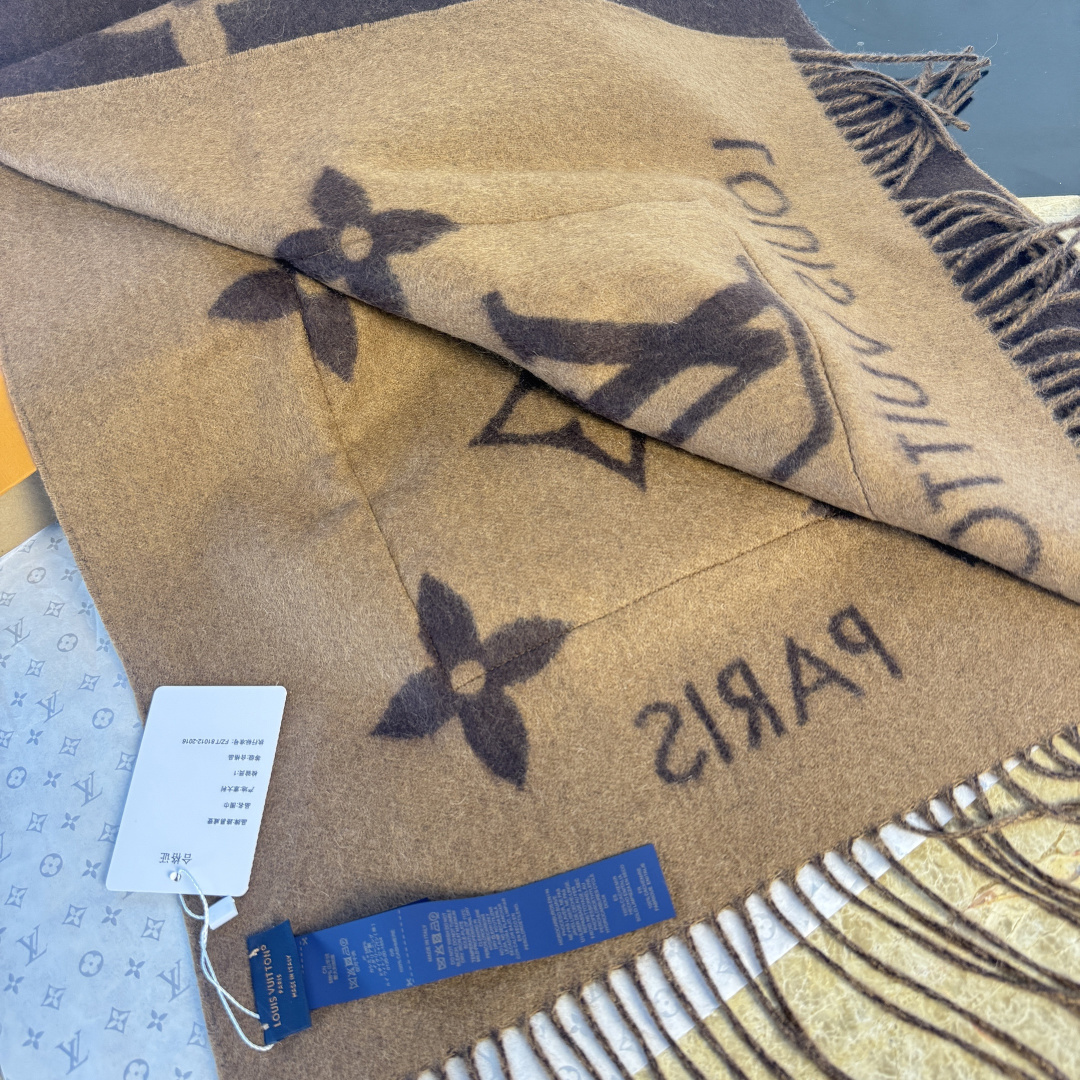 🆕驴家经典口袋款羊绒围巾披肩🆕延续冬日经典❗️羊绒添缀兔毛P口袋，嵌饰 Monogram 图案更显尊贵，