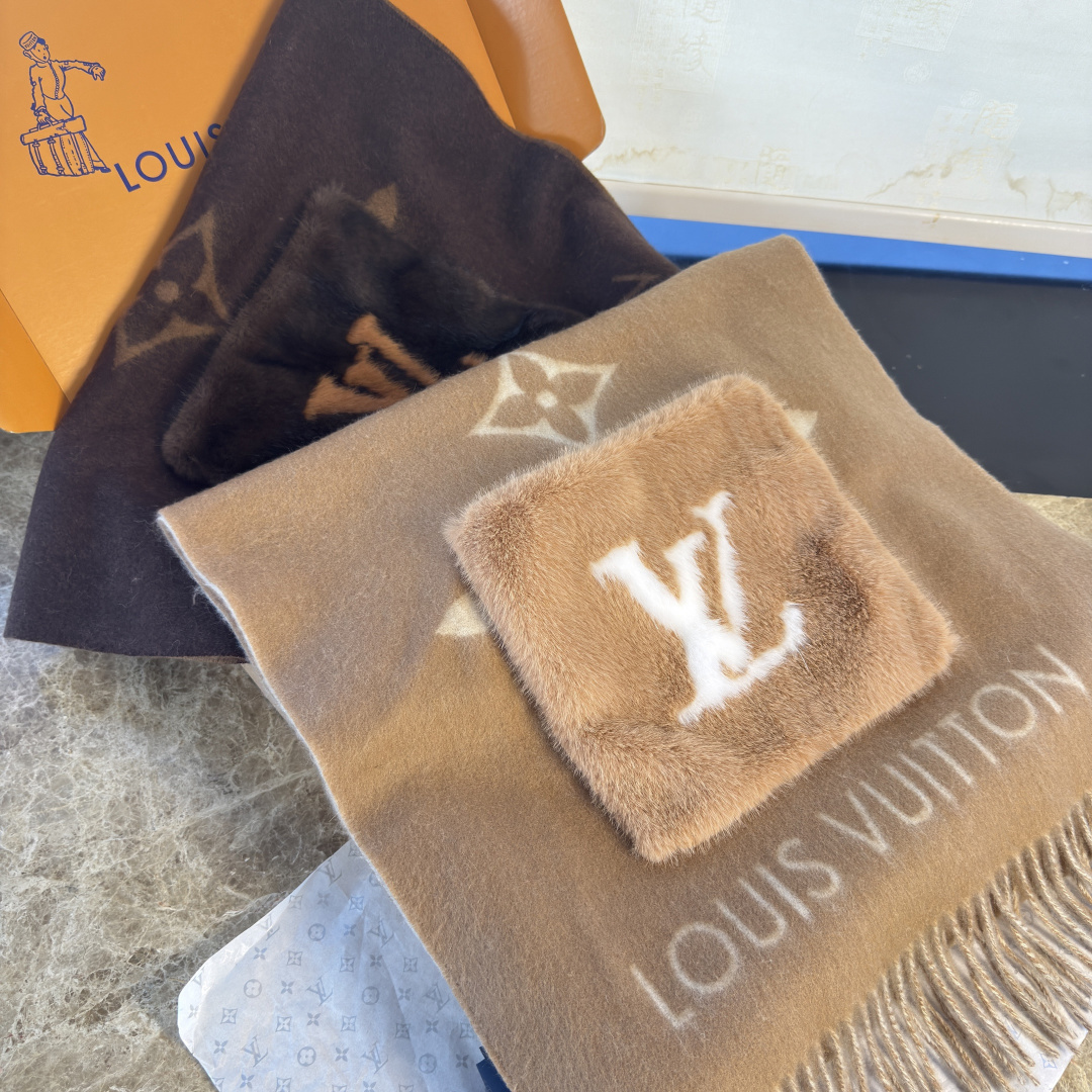 🆕驴家经典口袋款羊绒围巾披肩🆕延续冬日经典❗️羊绒添缀兔毛P口袋，嵌饰 Monogram 图案更显尊贵，
