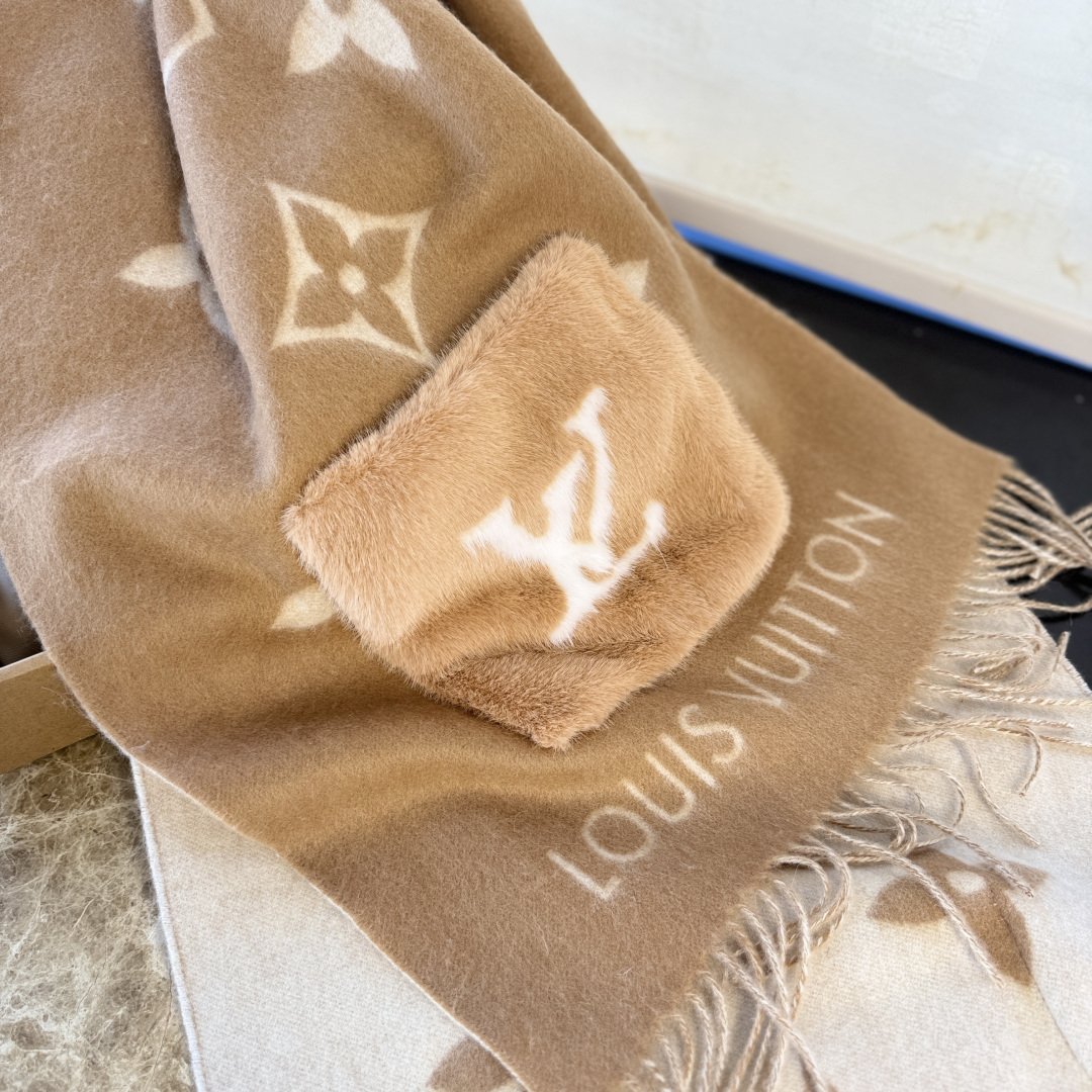 🆕驴家经典口袋款羊绒围巾披肩🆕延续冬日经典❗️羊绒添缀兔毛P口袋，嵌饰 Monogram 图案更显尊贵，