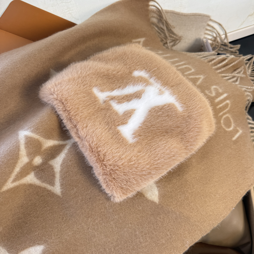 🆕驴家经典口袋款羊绒围巾披肩🆕延续冬日经典❗️羊绒添缀兔毛P口袋，嵌饰 Monogram 图案更显尊贵，