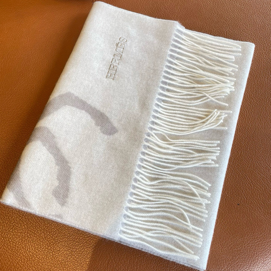 🆕 【▪Hermes · 爱马仕羊绒提花围巾，精致的温柔配色，超级迷恋❗️气质低调恬静又不失优雅❗️】重