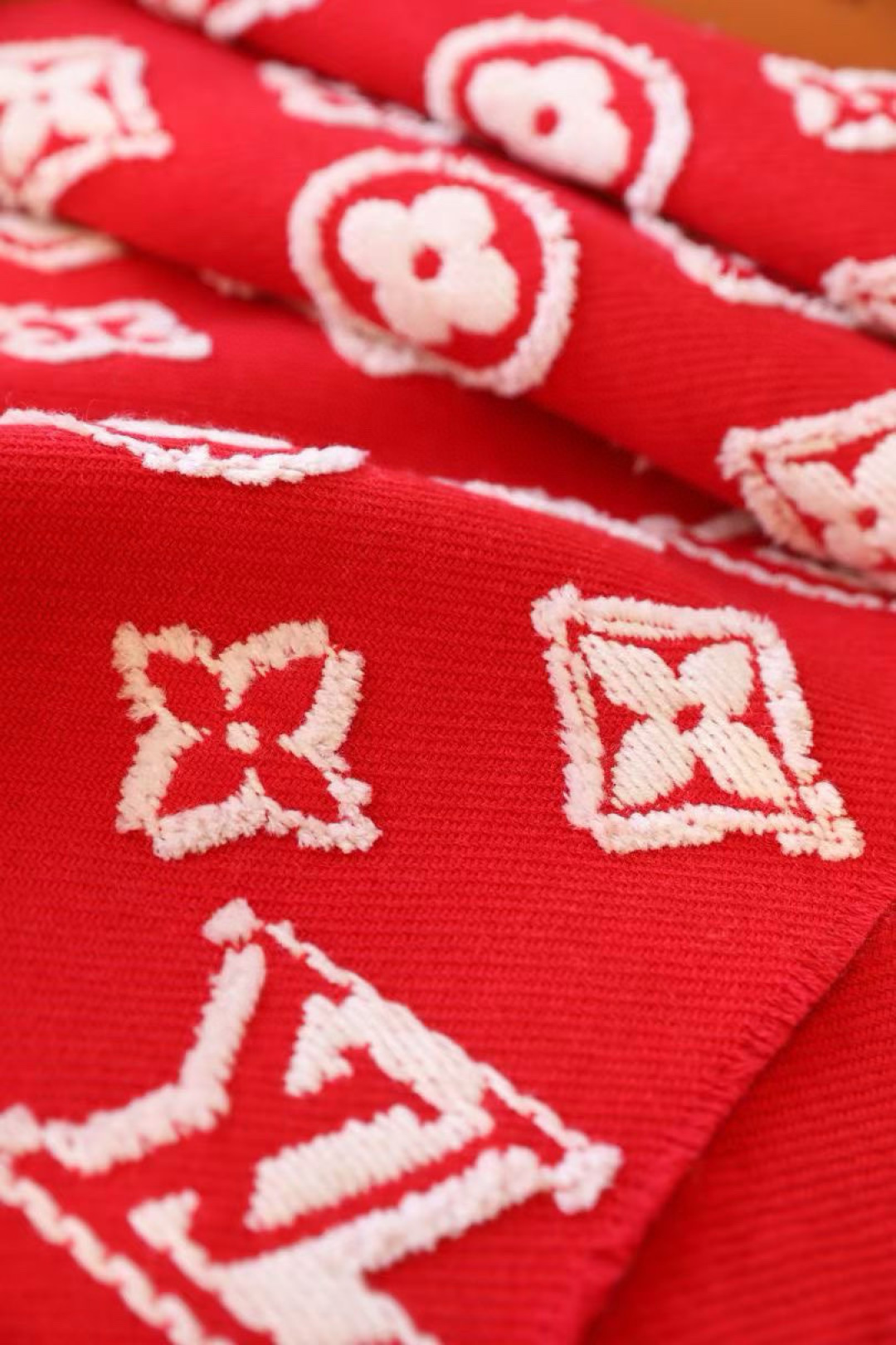 🆕LV3D围巾为柔软毛绒混纺织入Monogram图案，再以撞色羊毛皮演绎瞩目3D效果。剪花工艺令两面呈现