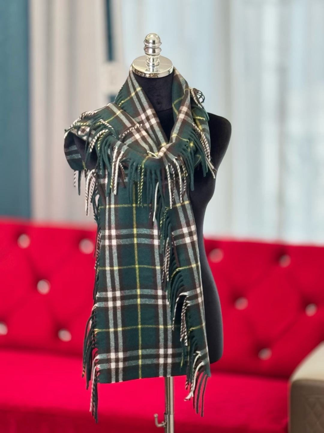 🆕Burberry HaPPy格纹流苏围巾羊绒围巾装饰精纺 Bur格纹。两边融入流苏装饰，灵感源自品牌典