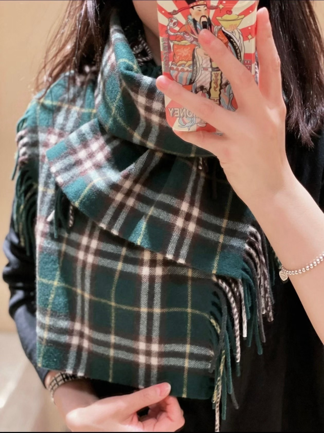 🆕Burberry HaPPy格纹流苏围巾羊绒围巾装饰精纺 Bur格纹。两边融入流苏装饰，灵感源自品牌典