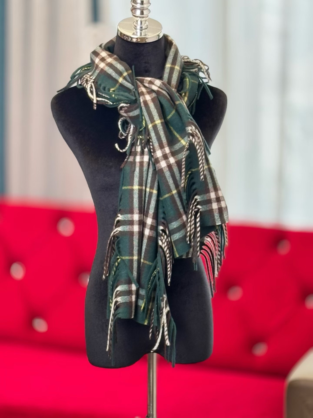 🆕Burberry HaPPy格纹流苏围巾羊绒围巾装饰精纺 Bur格纹。两边融入流苏装饰，灵感源自品牌典