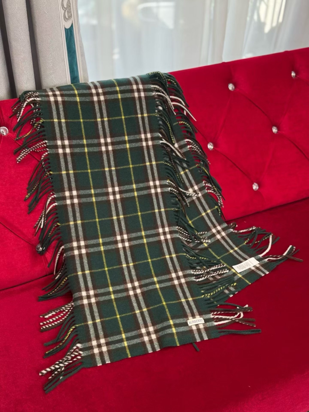 🆕Burberry HaPPy格纹流苏围巾羊绒围巾装饰精纺 Bur格纹。两边融入流苏装饰，灵感源自品牌典