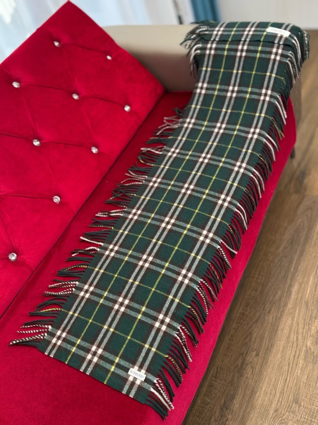 🆕Burberry HaPPy格纹流苏围巾羊绒围巾装饰精纺 Bur格纹。两边融入流苏装饰，灵感源自品牌典