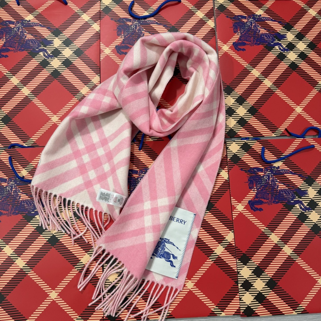 🆕Burberry新款苏格兰格纹羊绒围巾，继全智贤带火的格纹款围巾之后，Bur又一款力作上市，Burbe