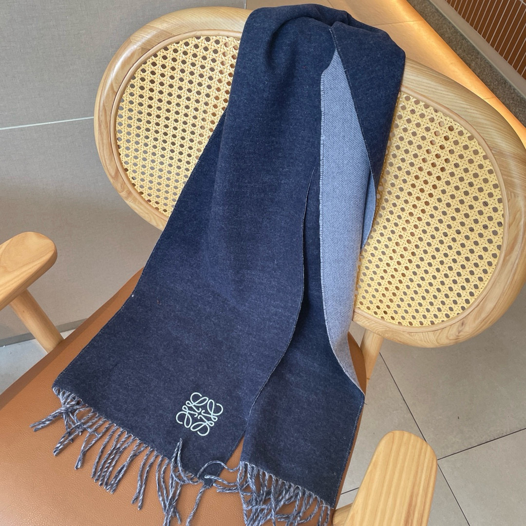 🆕 【▪▪ Loewe · 罗意威️难得一见的温柔配色，低调又不失优雅❗️】重点推荐❗️双面配色，一条围