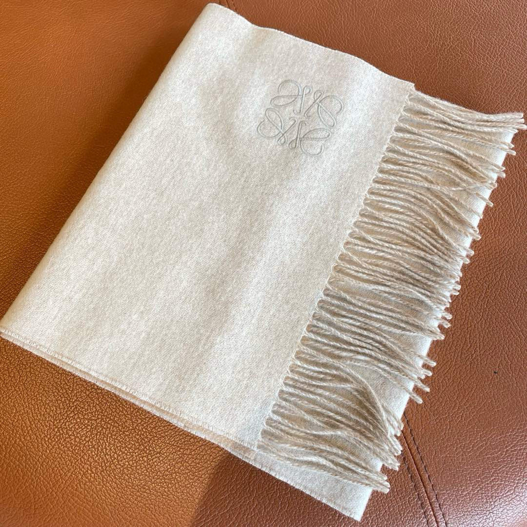 🆕 【▪▪ Loewe · 罗意威️难得一见的温柔配色，低调又不失优雅❗️】重点推荐❗️双面配色，一条围