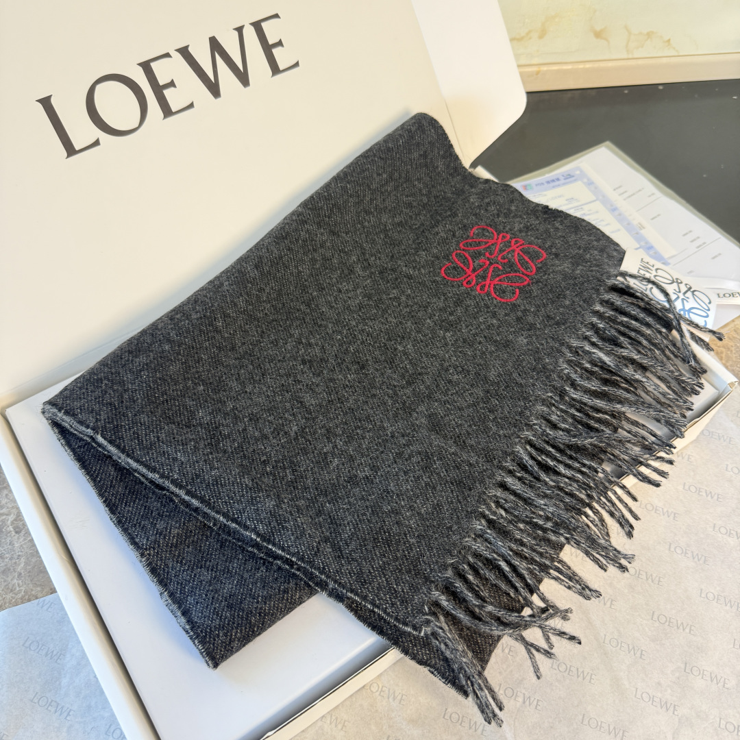 🆕 【▪▪ Loewe · 罗意威️难得一见的温柔配色，低调又不失优雅❗️】重点推荐❗️双面配色，一条围