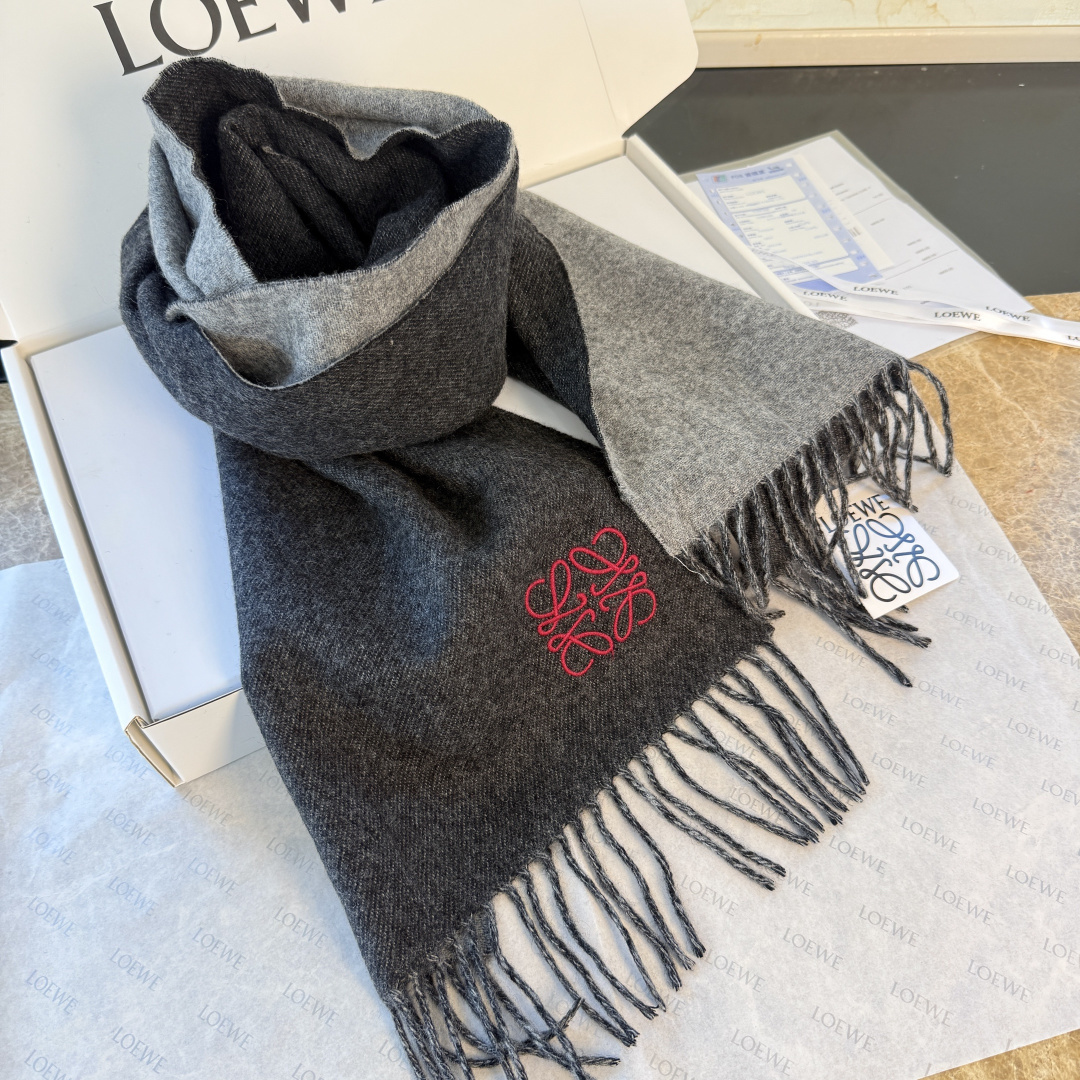 🆕 【▪▪ Loewe · 罗意威️难得一见的温柔配色，低调又不失优雅❗️】重点推荐❗️双面配色，一条围