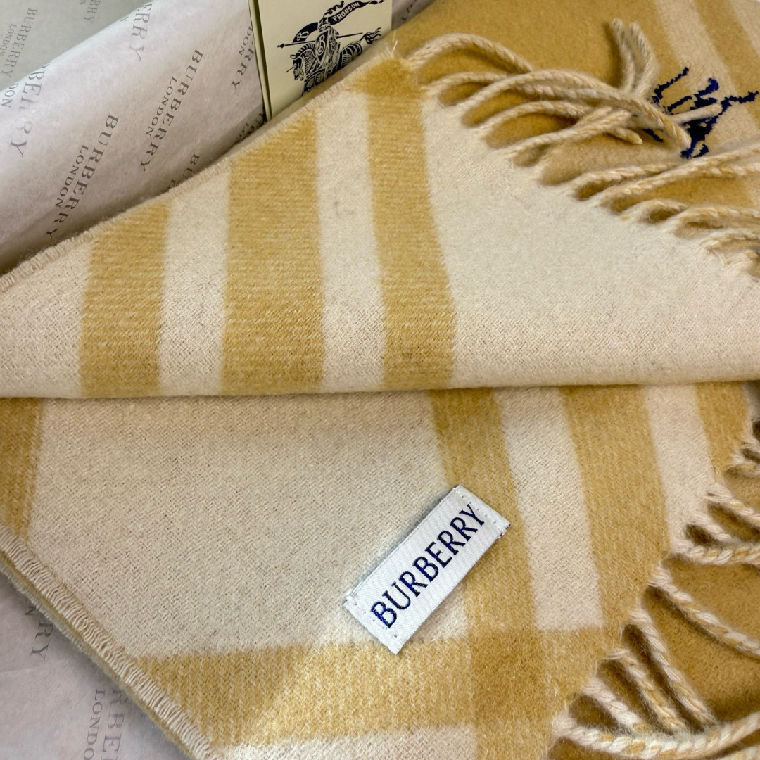 🆕Burberry新款苏格兰格纹羊绒围巾，超级火款的格纹款围巾之后，Bur又一款力作上市，Burberr