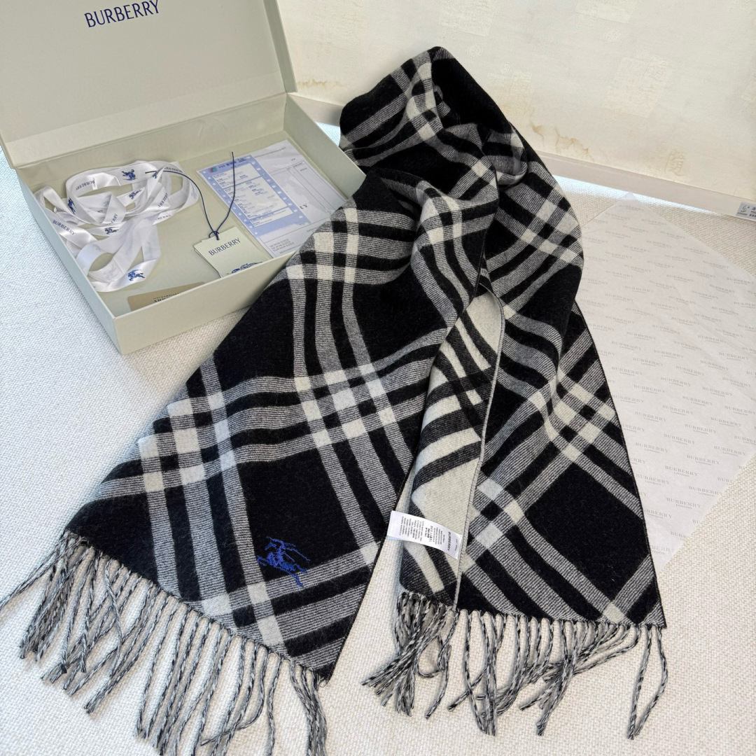 🆕Burberry新款苏格兰格纹羊绒围巾，超级火款的格纹款围巾之后，Bur又一款力作上市，Burberr