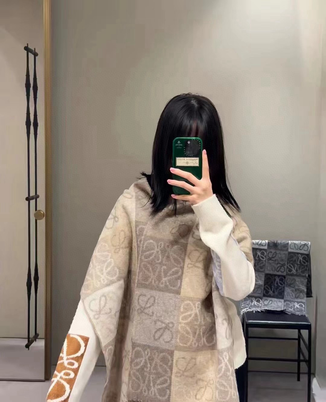 NO:663361,Loewe · Luo Yiwei [Two-color checkerboard long scarf] I am very lucky to get something from this brand. It is really rare. I rarely make orders in China, and the styles are really poor. As the top luxury brand in Spain, Loewe adheres to tradition, craftsmanship, and enthusiasm, exuding a unique Spanish aristocratic atmosphere! This model is customized for the windows of the Barcelona counter! The overall composition of the scarf is their brand's most classic LOGO style design. Size 40x200cm, 90 wool cashmere high version scarf, high version scarf, loewe, loewe19860909Loewe · 罗意威【双色棋盘格长巾】很幸運拿到這個品牌的東西,真的不多見,很少在國內做訂單,款式真的少的可怜羅意威作為西班牙的頂尖奢侈品牌,秉承傳統,技藝,熱誠,散髮獨特的西班牙貴族氣息！本款為巴塞羅納專櫃的櫥窗定制款！围巾整体构图为他们品牌最经典的LOGO风格设计.规格40x200cm,90羊毛羊绒高版本围巾,高版本围巾,loewe,loewe,scarf