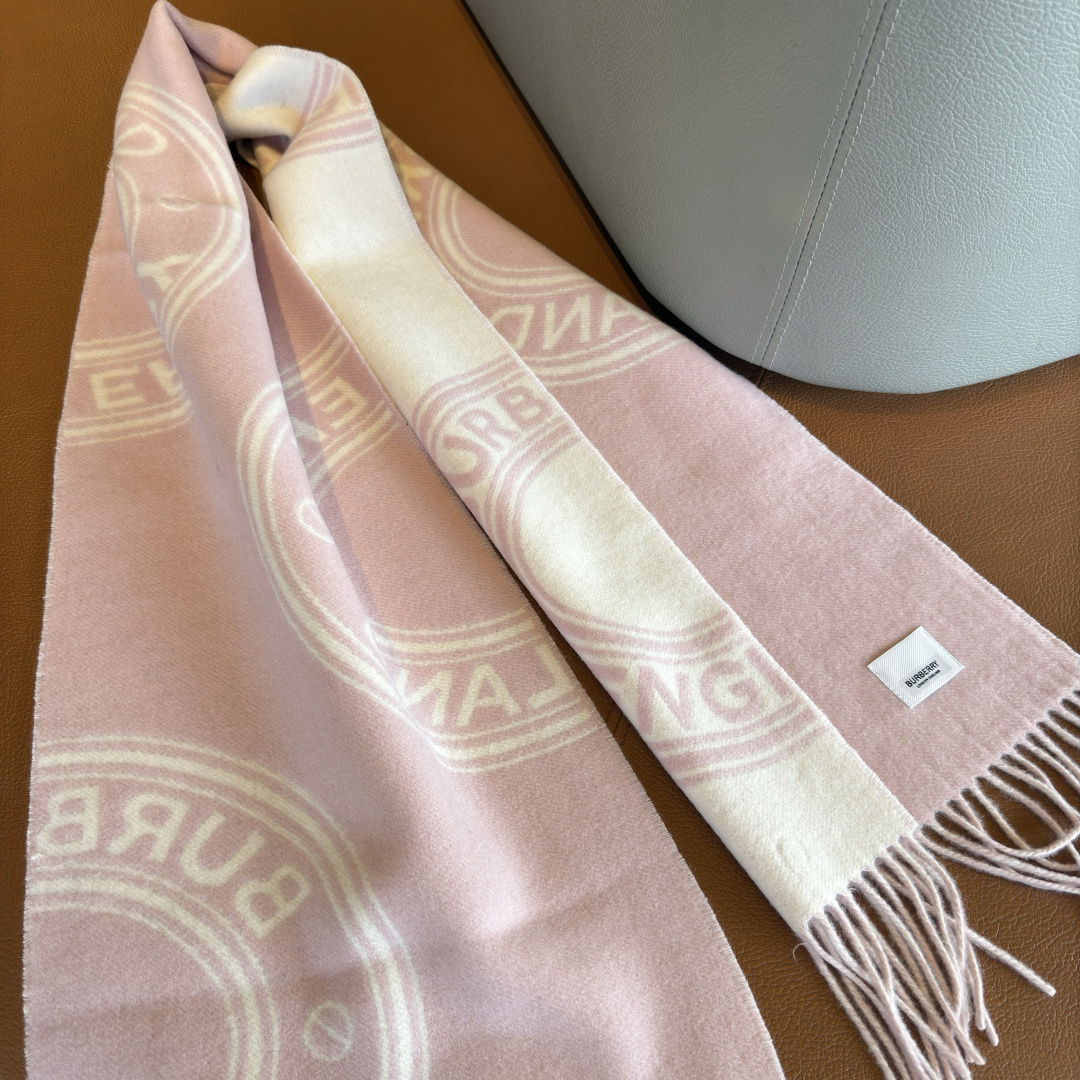 🆕𝐁𝐔𝐑𝐁𝐄𝐑𝐑𝐘 •【新徽章】Size：168x30cm 100%山羊绒 AB双面配色，强调永不过时的