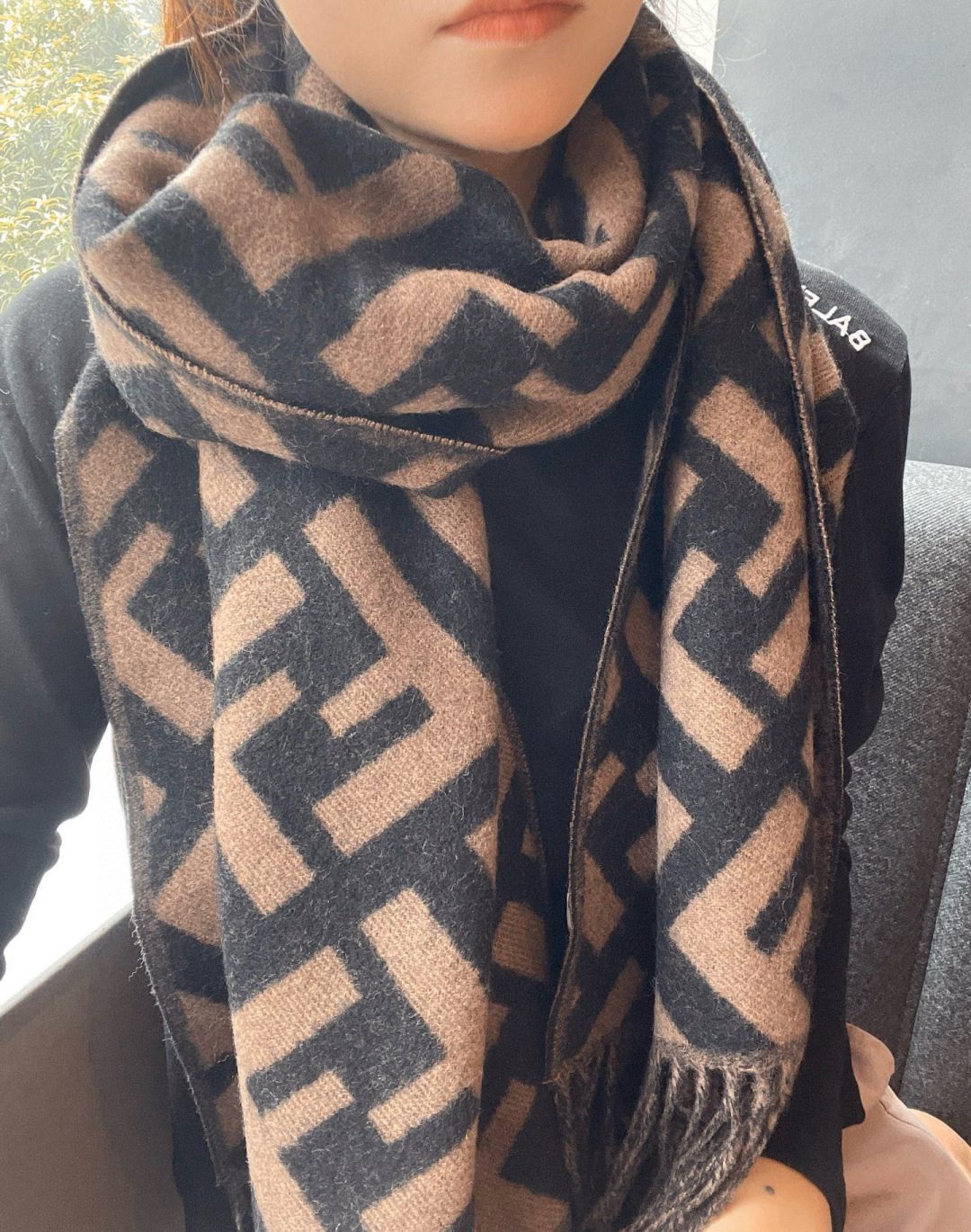 NO:663567,FENDI · Fendi can best create a sense of luxury. Double F is definitely the hottest trend in this year's fashion circle. The most popular presbyopic FF element style, recommended by fashionable ladies ~ Fendi  The cashmere scarf ~ looks really good when paired with clothing. The color matching is also very suitable for daily wear. The fabric is soft and the quality is great. There is information about this scarf on the main label ~ The details are great. It can be matched with all kinds of fashionable clothes in any size. Recommended for goddesses: size 45*170cm high version scarf, high version scarf, fendi, fendi19860909FENDI · 芬迪最能碰撞出高级感双F绝对是今年时尚圈最炙手可热的潮流风向标最流行的老花FF元素风格,时髦小姐姐推荐~Fendi 羊绒围巾~搭配服饰真的非常好看,也是非常适合日搭的配色面料柔软,质量很赞,主标上有此款围巾的信息~细节很棒随便围围就很大牌时髦范搭配各类服饰都能驾驭~女神必入推荐size45*170cm高版本围巾,高版本围巾,fendi,fendi,scarf