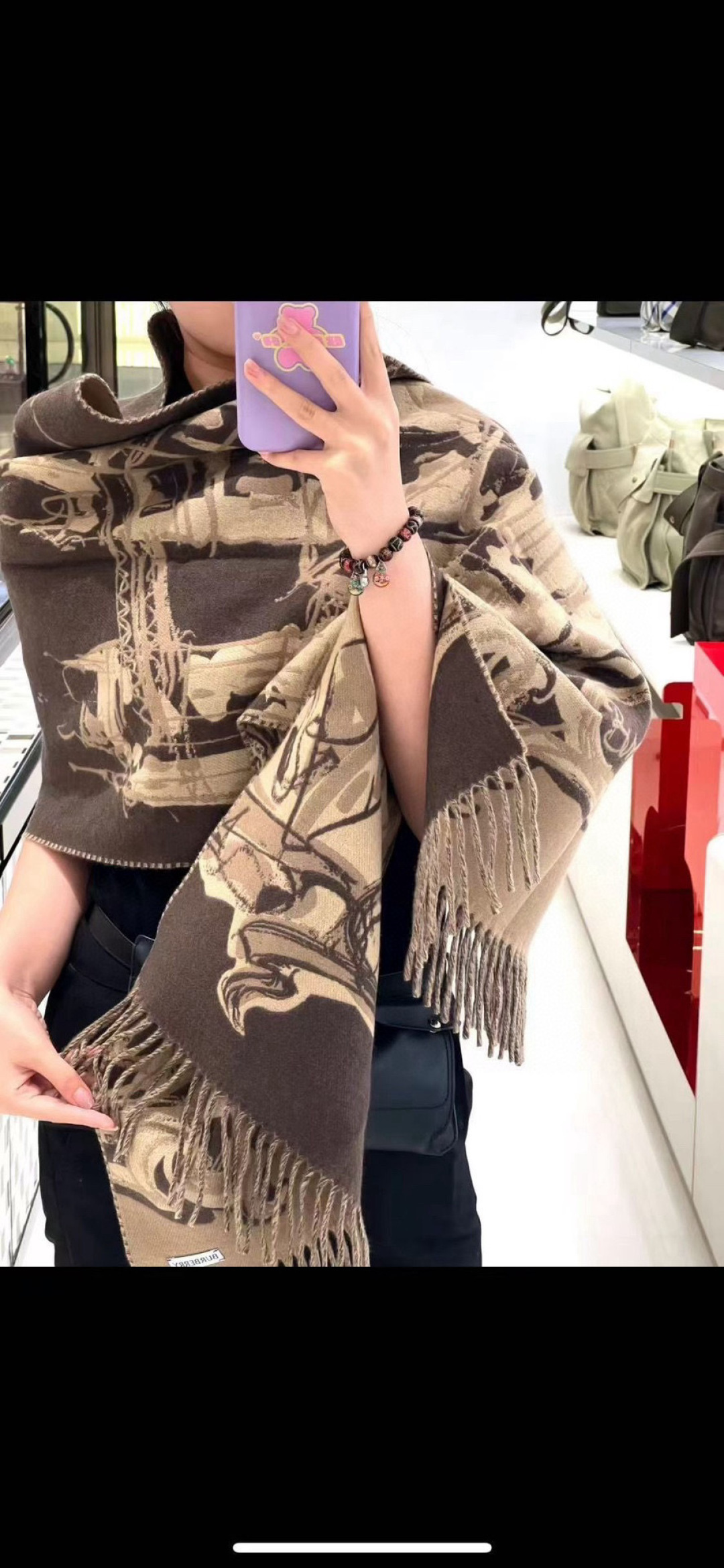 🆕Burberry 去年的战马围巾 断货有多厉害不用多说了吧…..今年这个双面英国塔桥提花羊绒围巾，绝对