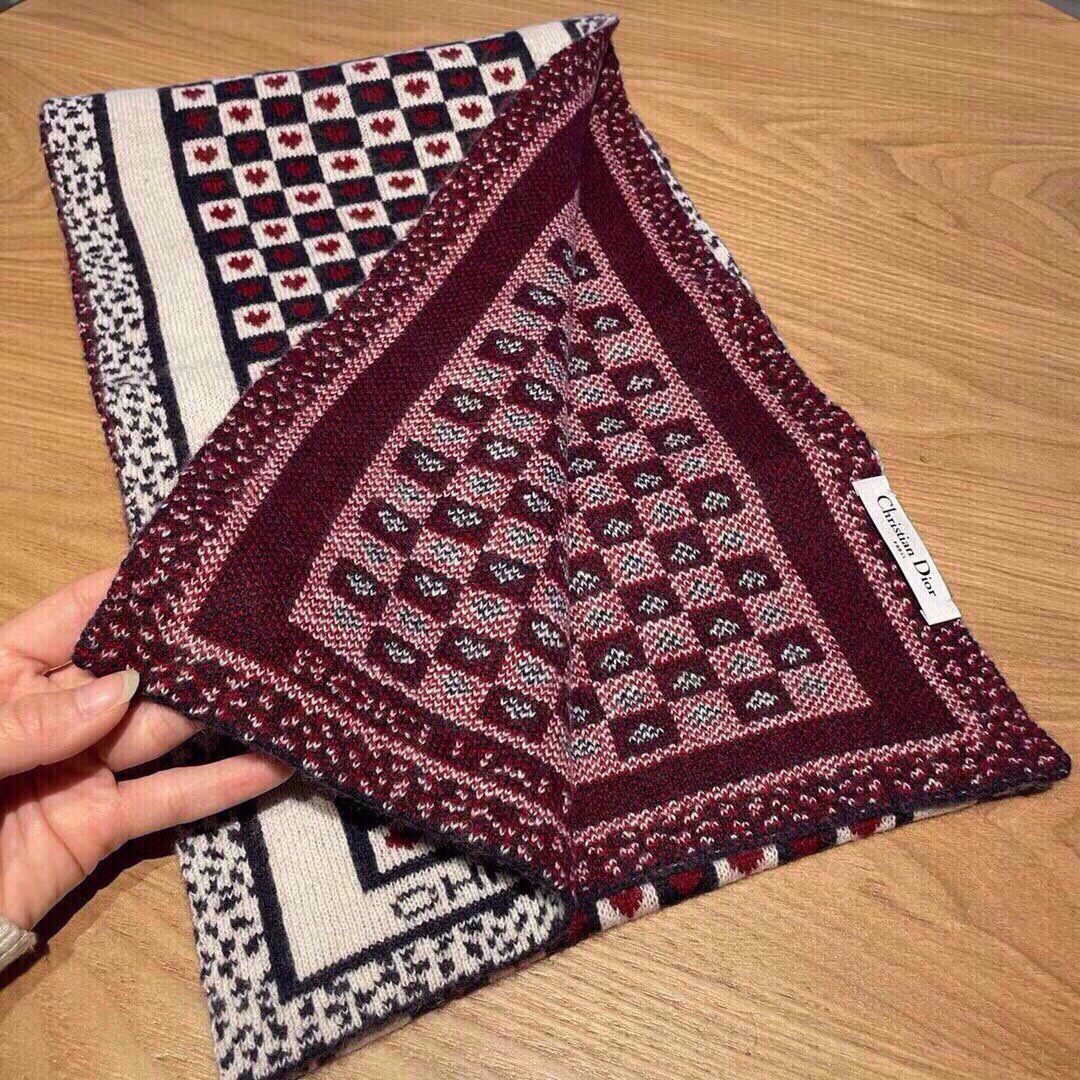 🆕Dior · 经典爱心❤️针织长巾‼️永远不出错的出场方式，既使再过多少年都是如此❤️TA的高级与优雅