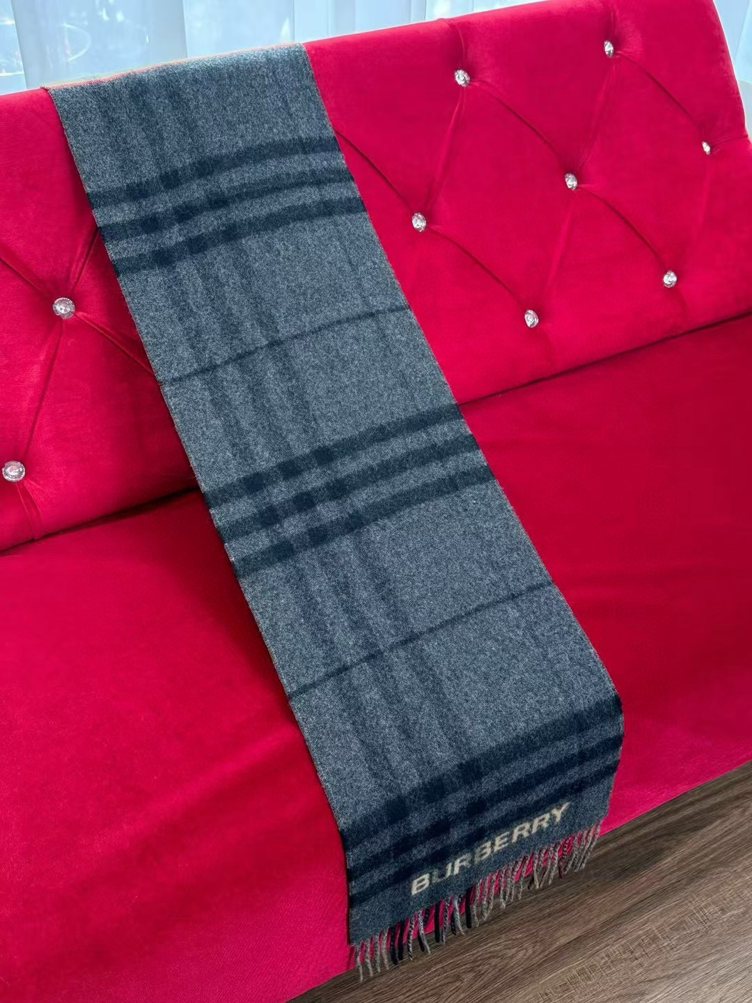 🆕高版本 · 𝐁𝐔𝐑𝐁𝐄𝐑𝐑𝐘对比感格纹想要温暖冬季的必备百搭单品，今年冬天保证 出镜率No. 1⃣️B