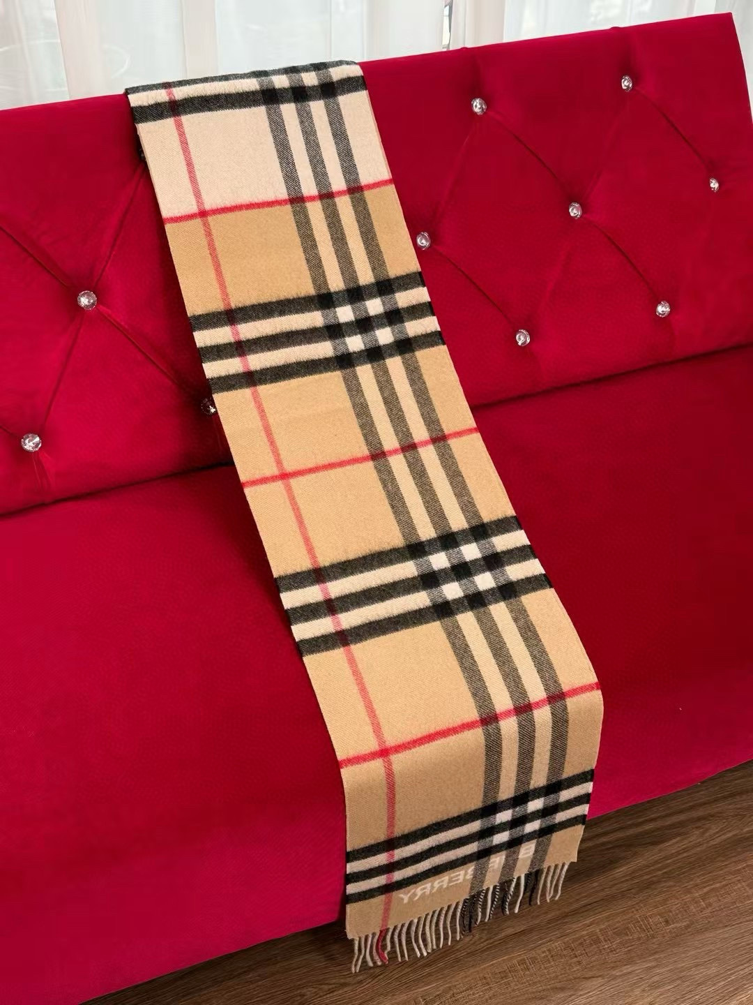 🆕高版本 · 𝐁𝐔𝐑𝐁𝐄𝐑𝐑𝐘对比感格纹想要温暖冬季的必备百搭单品，今年冬天保证 出镜率No. 1⃣️B