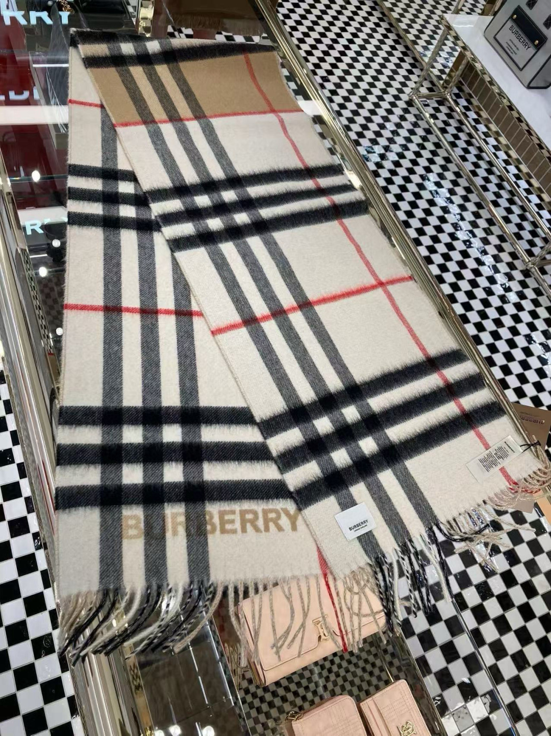 🆕高版本 · 𝐁𝐔𝐑𝐁𝐄𝐑𝐑𝐘对比感格纹想要温暖冬季的必备百搭单品，今年冬天保证 出镜率No. 1⃣️B