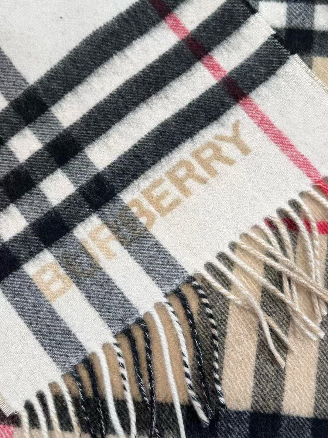 🆕高版本 · 𝐁𝐔𝐑𝐁𝐄𝐑𝐑𝐘对比感格纹想要温暖冬季的必备百搭单品，今年冬天保证 出镜率No. 1⃣️B