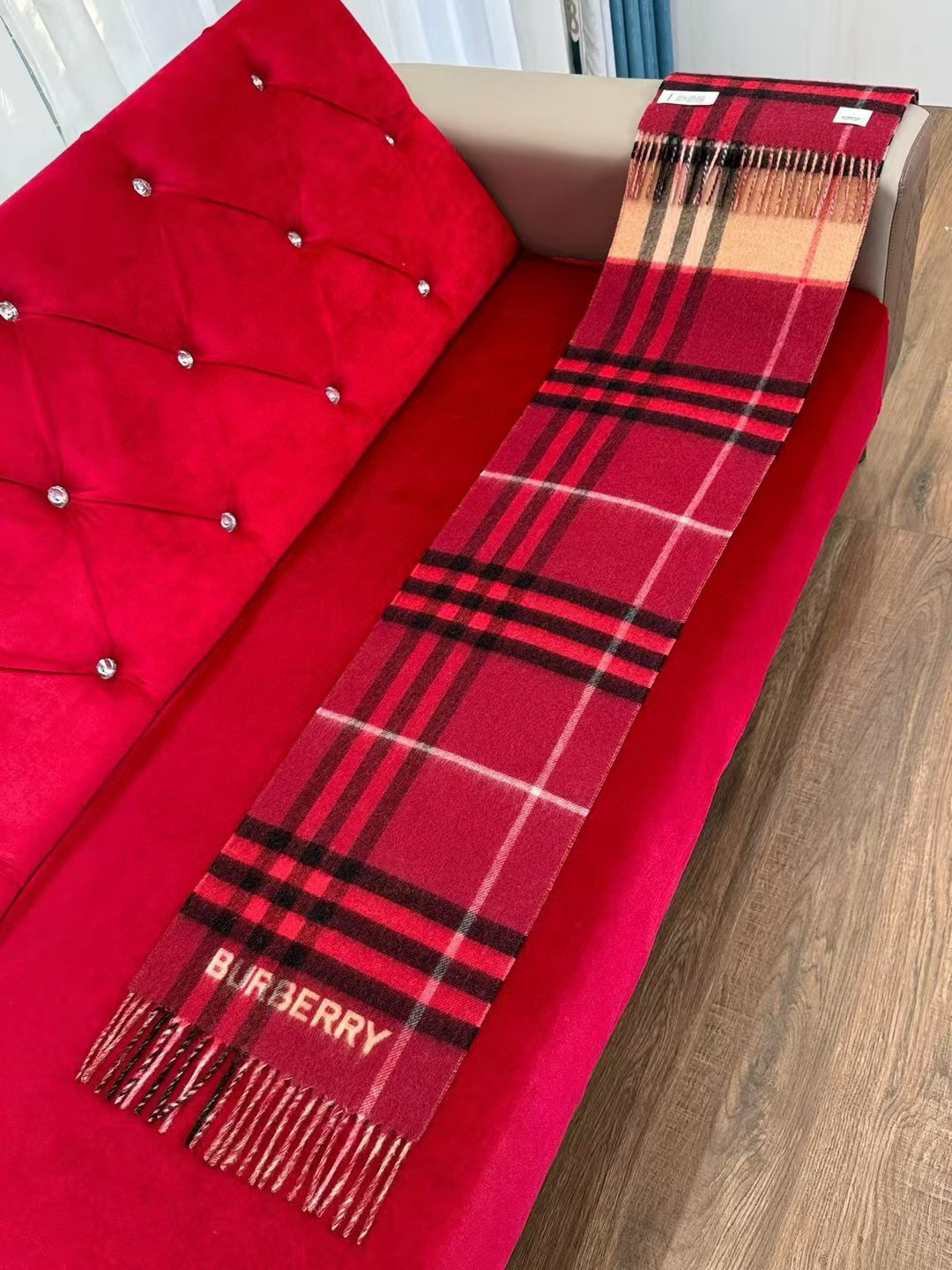 🆕高版本 · 𝐁𝐔𝐑𝐁𝐄𝐑𝐑𝐘对比感格纹想要温暖冬季的必备百搭单品，今年冬天保证 出镜率No. 1⃣️B