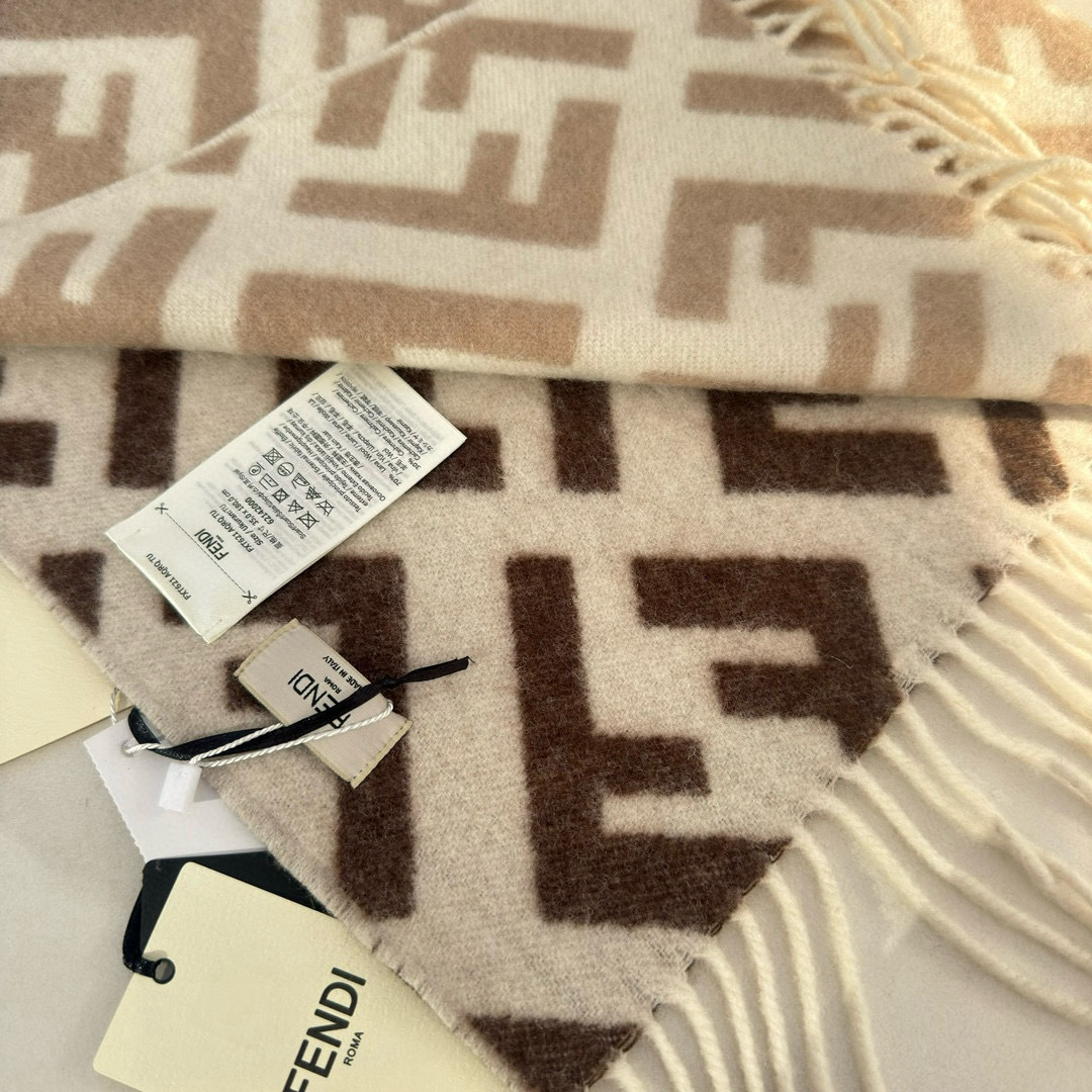 🆕Fendi新款老花渐变双面羊绒围巾，柔软细腻的双面风格，FF经典提花渐变；柔软的羊毛和羊绒材质。来自S