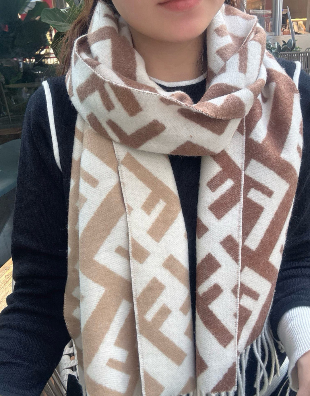 NO:663571,Fendi's new presbyopic gradient double-sided cashmere scarf, soft and delicate double-sided style, FF classic jacquard gradient; soft wool and cashmere materials. From the Stefano Pilati collaborative design series. The gradient effect transitions from brown to beige, decorated with a full-width white oversized FF pattern. Super gentle and elegant, full of high-end, original single-level quality. Beautiful style, really don't miss it. Specification 35 x180cm  Tassel length 8cmx2, material cashmere and wool. Long tassel scarf. Soft and skin-friendly. High version scarf, high version scarf, fendi19860909Fendi新款老花渐变双面羊绒围巾,柔软细腻的双面风格,FF经典提花渐变；柔软的羊毛和羊绒材质.来自Stefano Pilati合作设计系列.渐变效果以棕色向米色过渡,饰有全幅白色超大号FF图案.超级温柔显气质,高级感满满,原单级品质.美出天际的款式 真的不要错过.规格35 x180cm 流苏长度8cmx2,材质羊绒与羊毛.长款流苏围巾.手感柔软亲肤.高版本围巾,高版本围巾,fendi,scarf