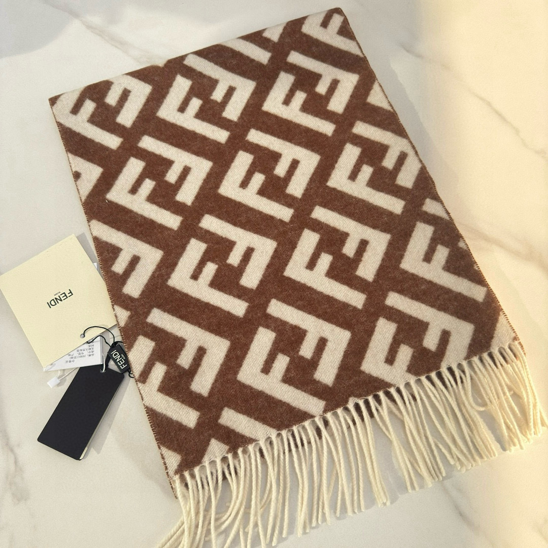 🆕Fendi新款老花渐变双面羊绒围巾，柔软细腻的双面风格，FF经典提花渐变；柔软的羊毛和羊绒材质。来自S