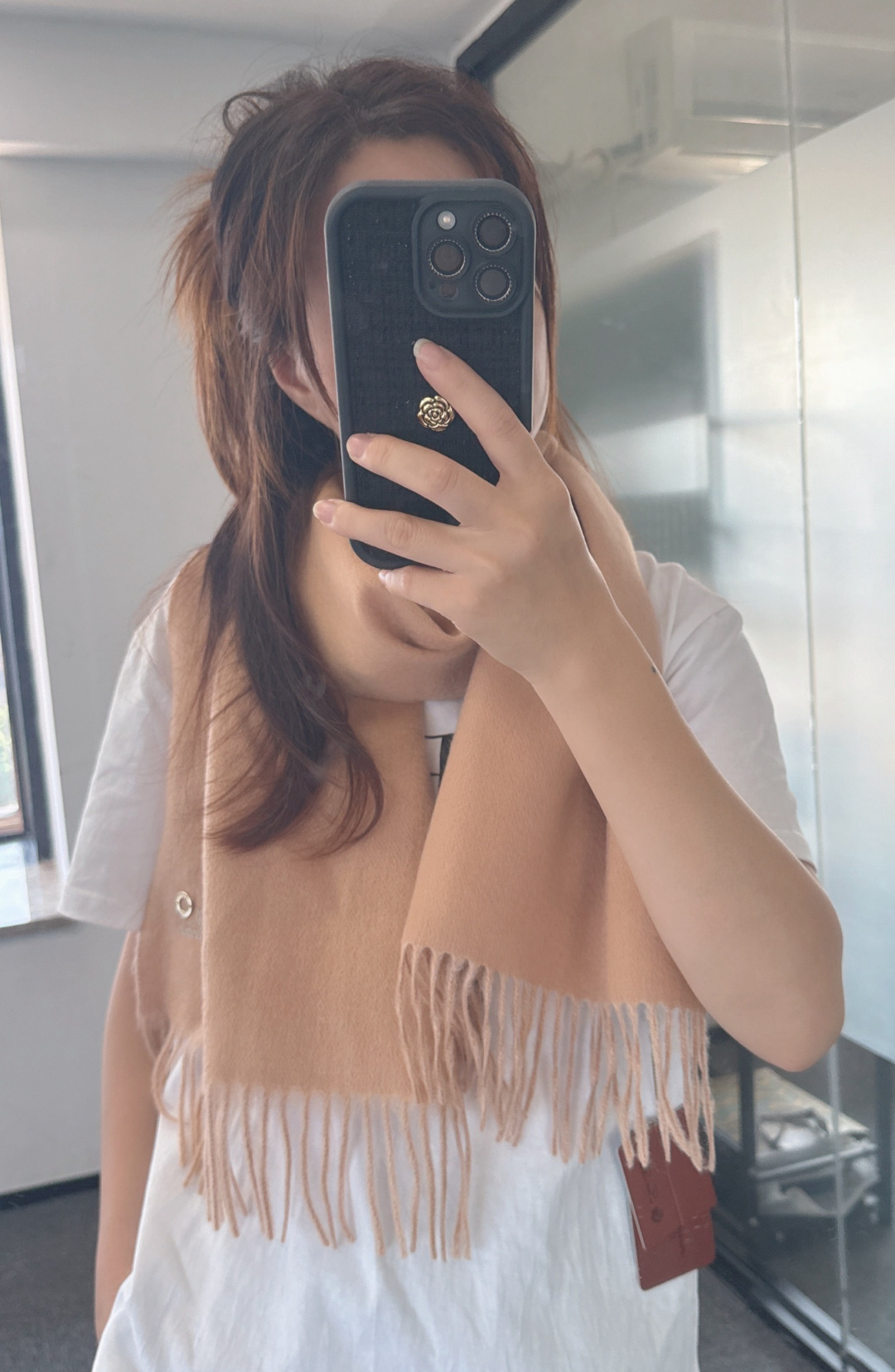 NO:663573,Loro Piana ·  Nuoyoupanya [Trading company’s last order, the best double-sided cashmere scarf and shawl] It’s too expensive to give away and keep for yourself. It’s a big deal. It’s a hot product. It’s the best hard goods from the channel. The last order for direct supply to Italy is very small. The customer-supplied cashmere has a soft and waxy feel, the fabric is more lustrous, and it also increases the brightness of the color. LP has always strictly selected the highest quality cashmere as the benchmark. Without comparison, there is no harm. The world’s best  The top-grade cashmere makes the scarf extremely luxurious, and also increases the beauty and functionality. Two pairs of each color are required. No headaches in matching, no regrets for ten thousand years. What is particularly recommended is that this style is a plaid color series, carefully selected popular colors, the color is bright and high-end, and all colors can be matched with each other in the whole family. 30*180cm, Albas cashmere high version scarf, high version scarf, loro  piana,loro piana,shawls19860909Loro Piana · 诺悠翩雅【贸易公司尾单,极品双面山羊绒围巾披肩】送人自留都太高大上了重磅上新,爆款爆款,渠道极品硬货～出口意大利直供专柜尾单到手数量极少,客供面料羊绒,手感软糯,面料更有光泽,也增加了色彩的鲜艳度LP一直以严格选用最高品质的羊绒为基准,没有对比就没有伤害,世界最顶级羊绒更是让围巾奢华到不行,更是增加了美感和功能性,每色必留两条,搭配不头疼,不留后悔一万年,特别值得推荐的是,此款是格纹色系,精挑细选的流行配色,色彩感鲜明又高级的感觉全家哪个颜色都可以互相搭配30*180cm,阿尔巴斯山羊绒高版本围巾,高版本围巾,loro piana,loro piana,shawls,scarf