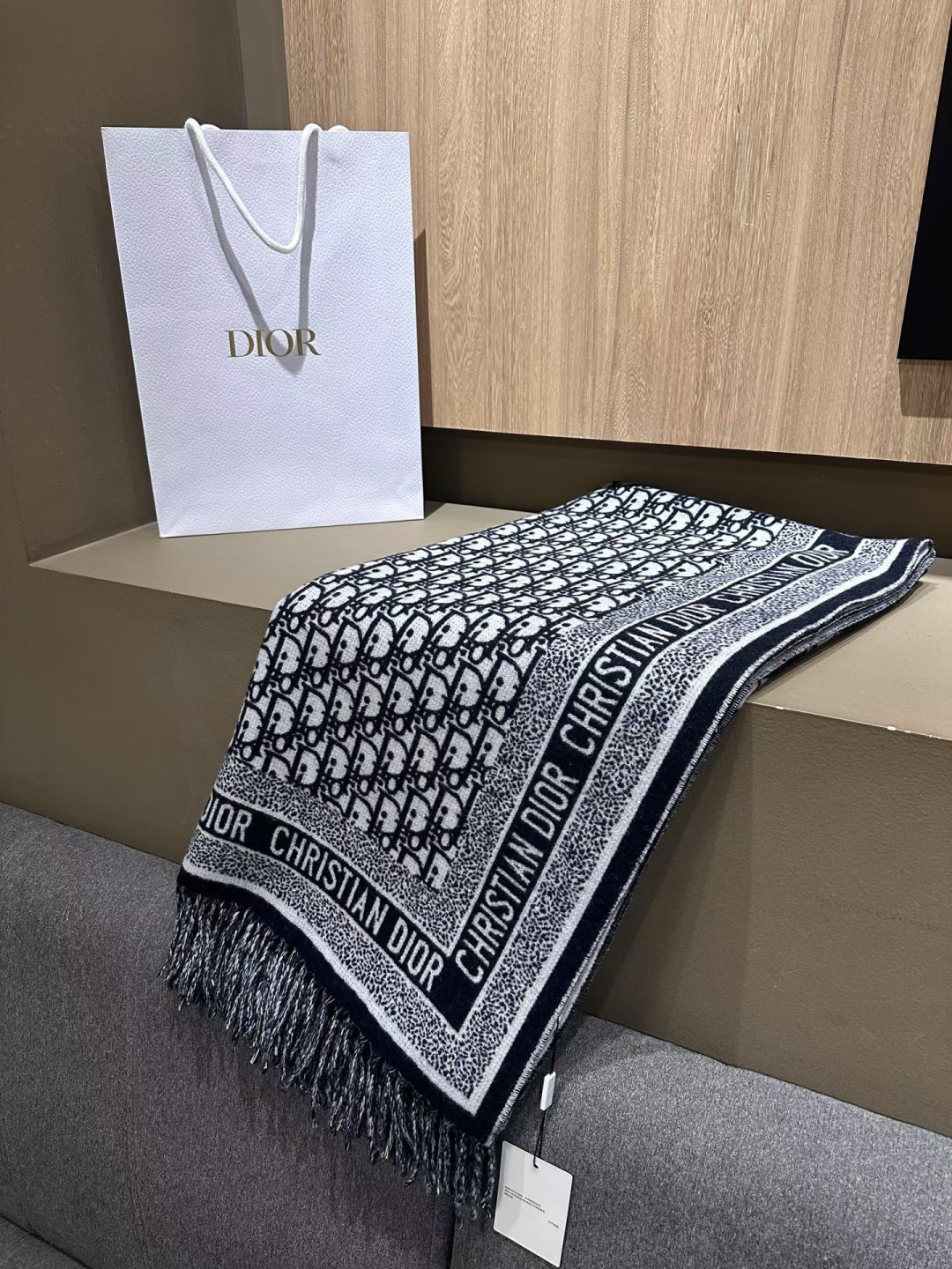 🆕高版本 · 经典的 Oblique 印花于 1969 年推出，装饰 Dior 各式单品，比如这款采用山