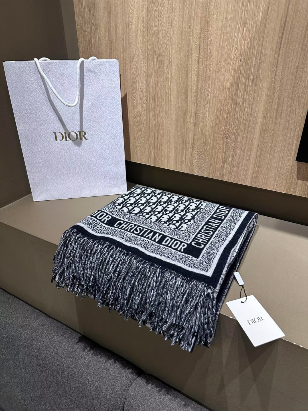 🆕高版本 · 经典的 Oblique 印花于 1969 年推出，装饰 Dior 各式单品，比如这款采用山